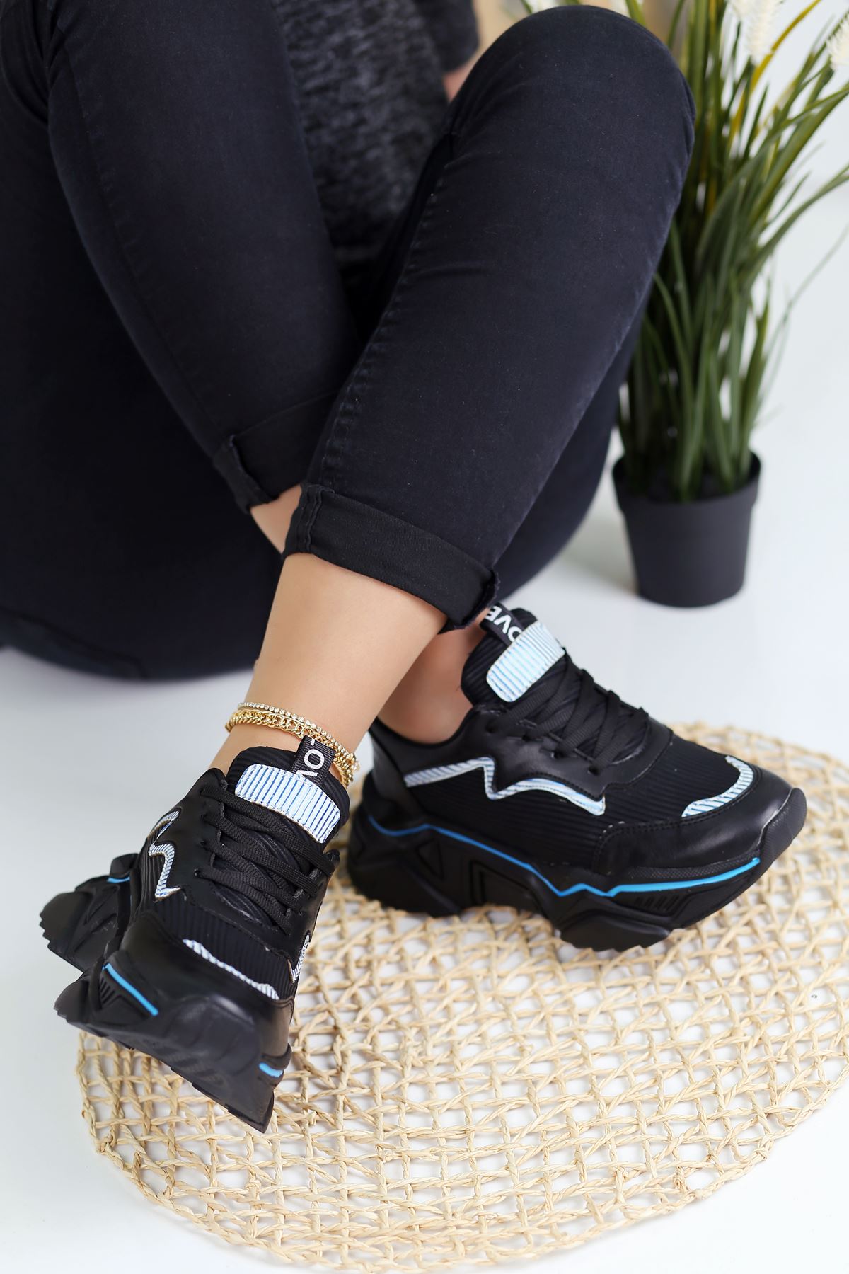 Ada Mavi Şeritli Spor Ayakkabı Siyah