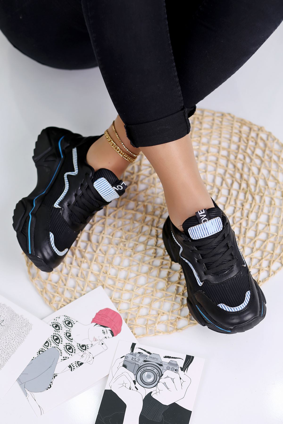 Ada Mavi Şeritli Spor Ayakkabı Siyah