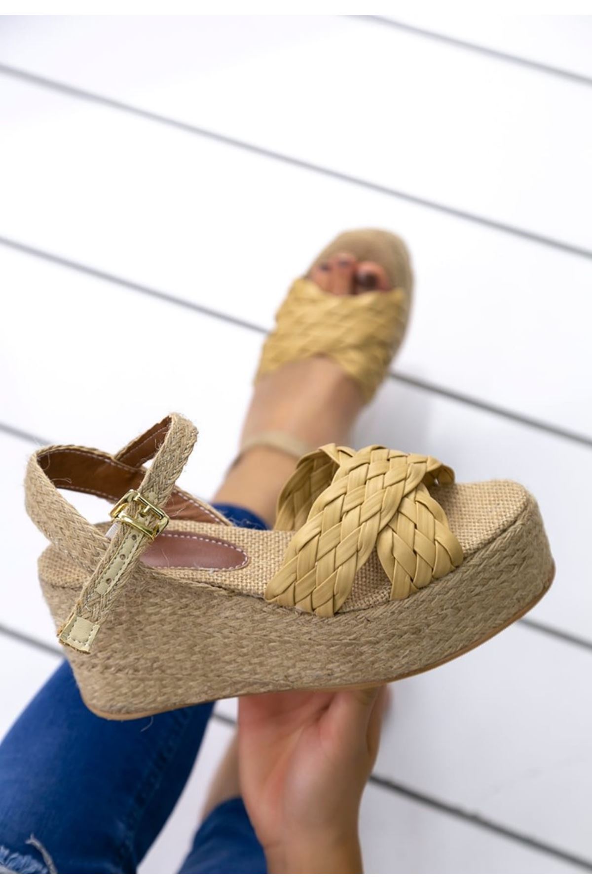 Frida Mat Deri Çapraz Bant Dolgu Topuk Ayakkabı Sarı