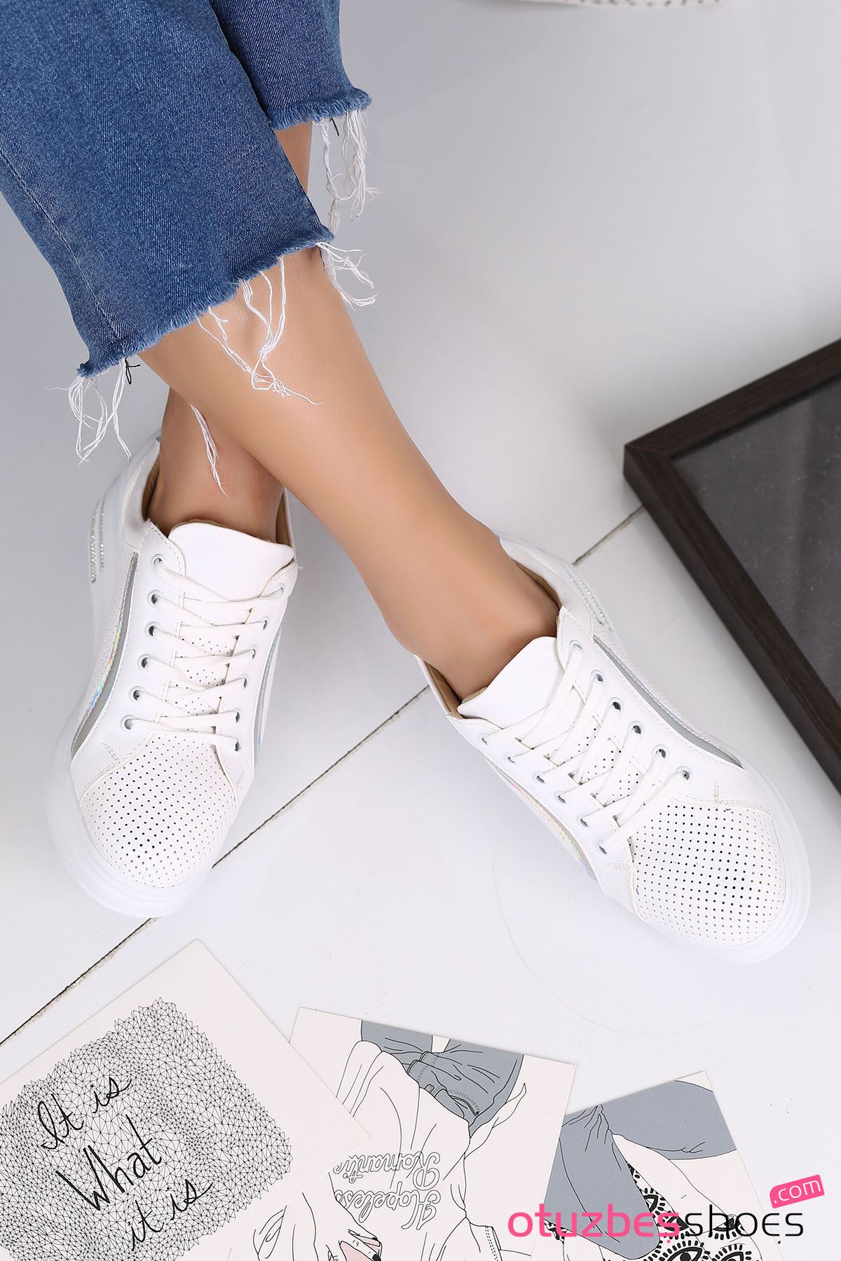 Cara Mat Deri Hologram Detay Delikli Ayakkabı Beyaz