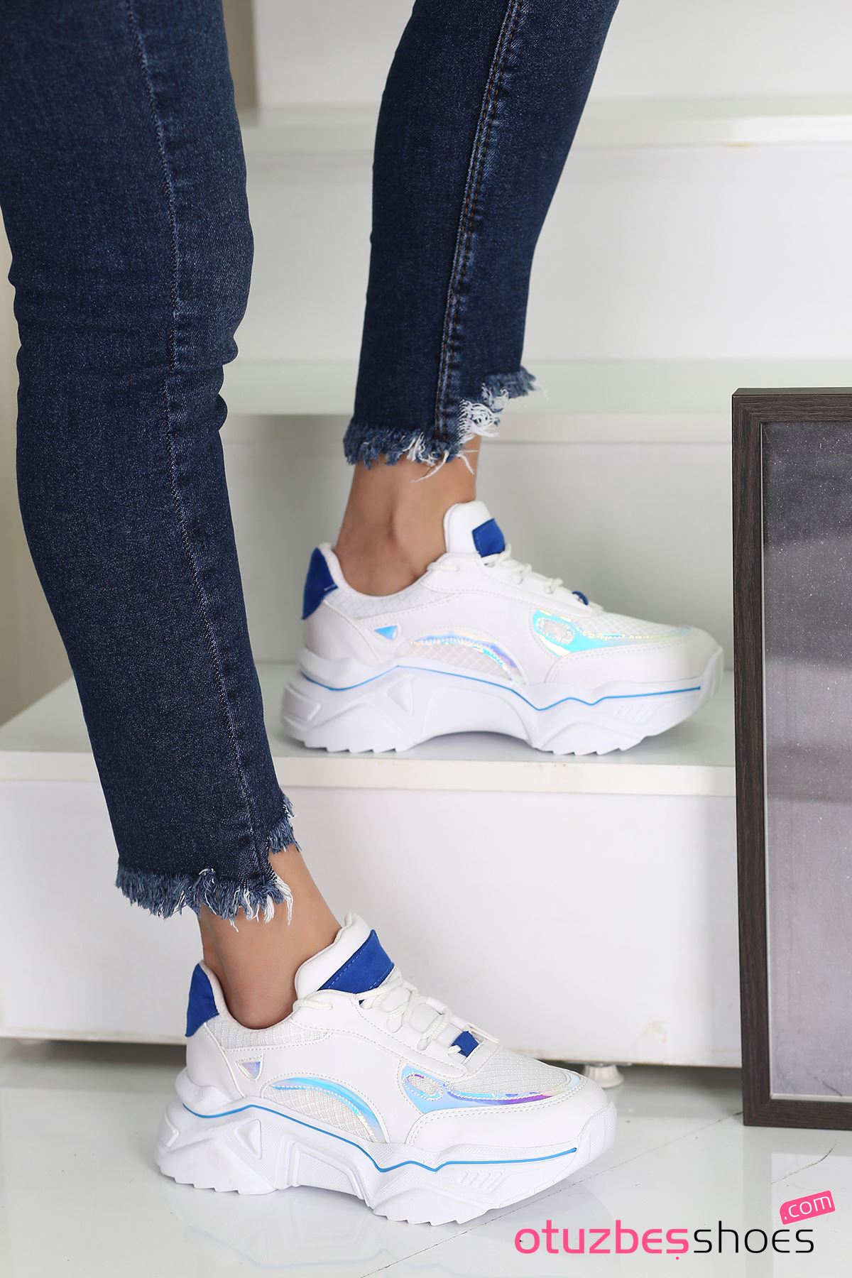 Nisa Mat Deri Mavi Hologram Detay Spor Ayakkabı Beyaz