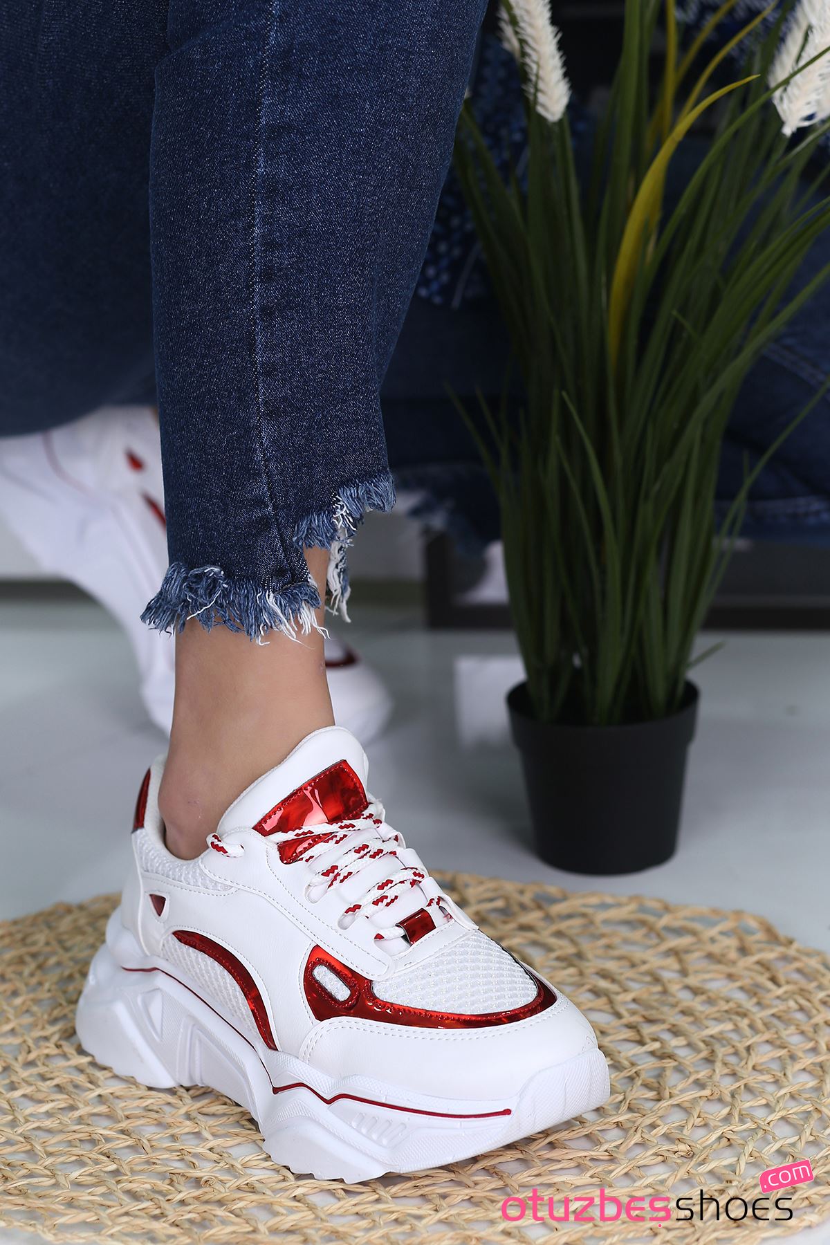 Nisa Mat Deri Kırmızı Hologram Detay Spor Ayakkabı Beyaz 
