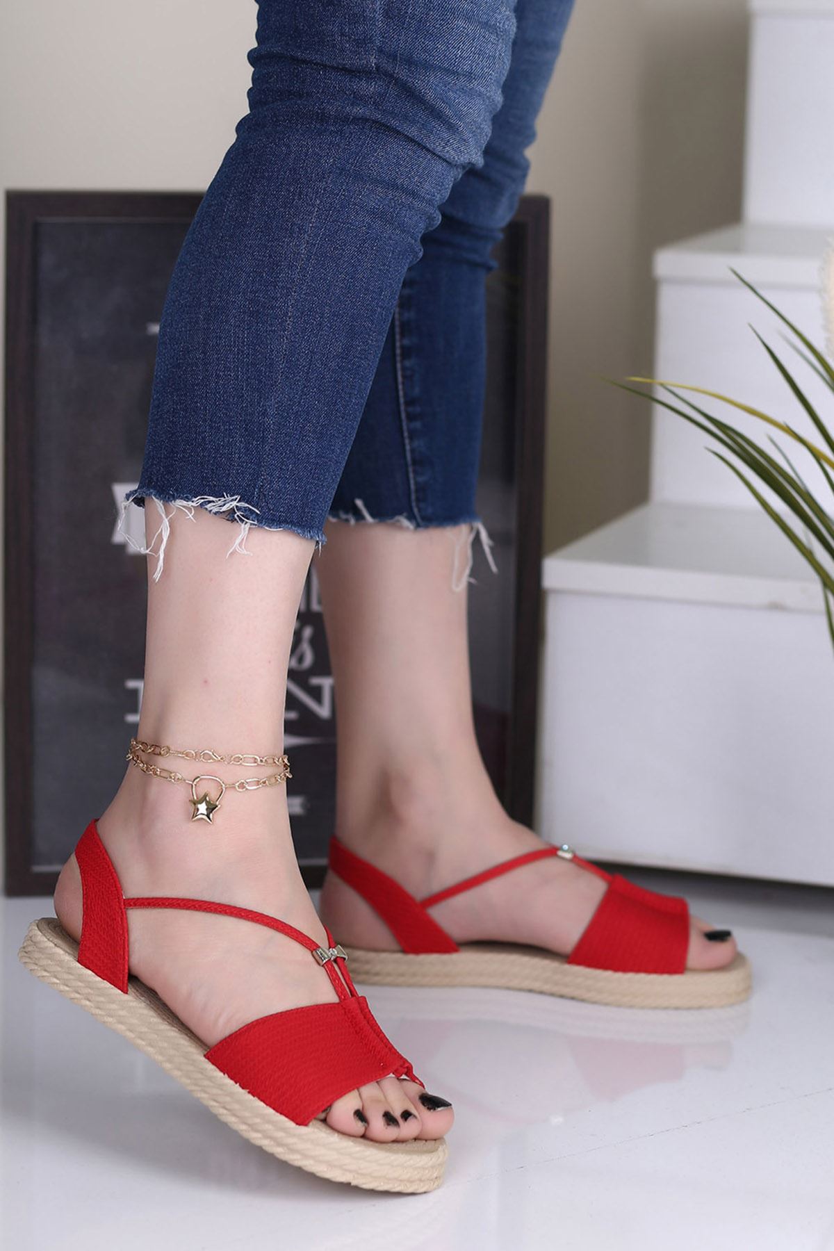 Menda Mat Deri Toka Detay Kadın Sandalet Kırmızı