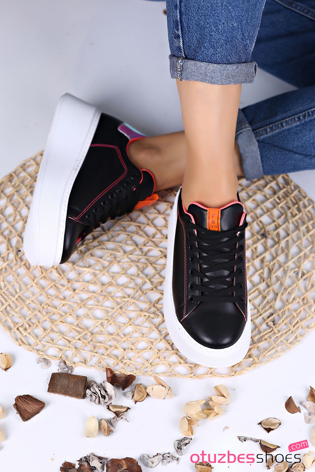 Masella Mat Deri Pembe Hologram Detay Kalın Taban Spor Ayakkabı Siyah