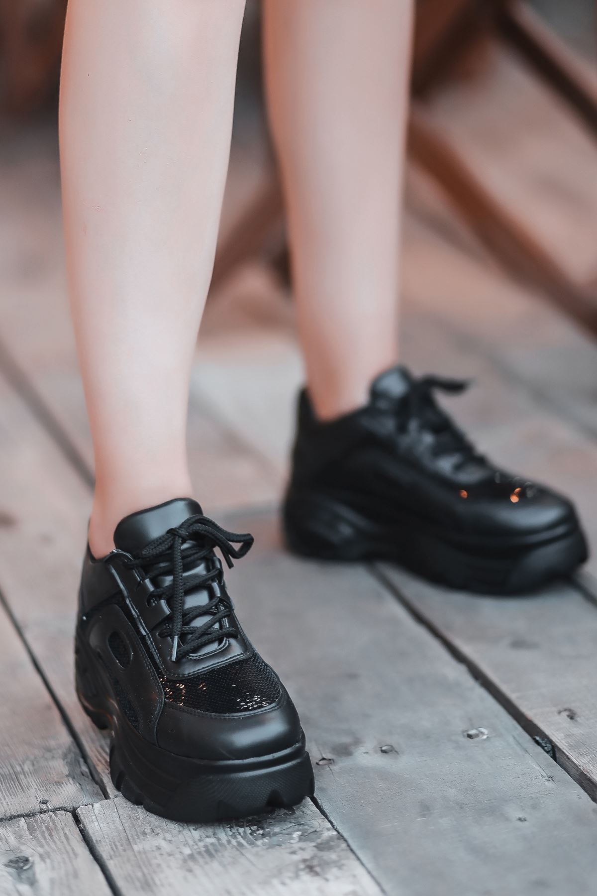 Agnes Mat Deri Pul Detay Kalın Taban Spor Ayakkabı Siyah