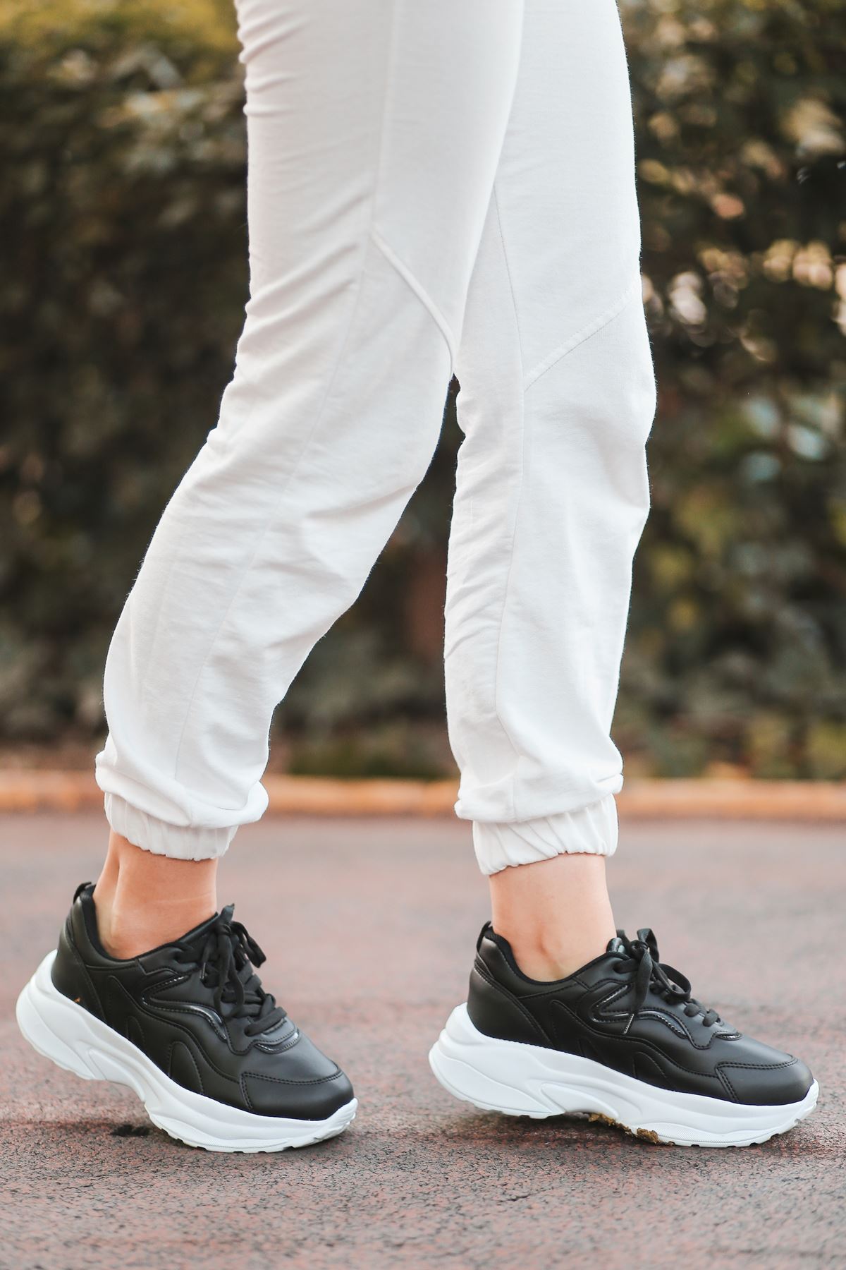 Lili Bağcık Detay Beyaz Taban Siyah Kadın Spor Ayakkabı 