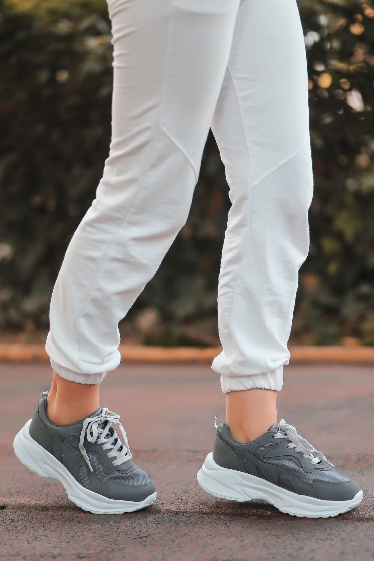 Lili Bağcık Detay Fileli Beyaz Taban Füme Kadın Spor Ayakkabı