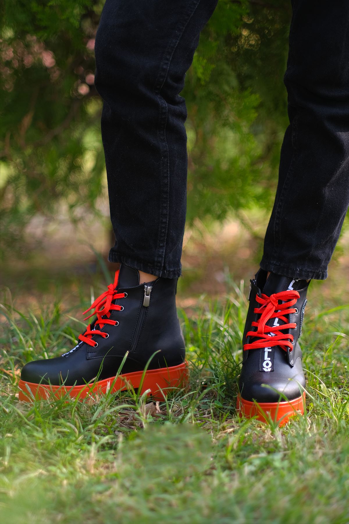 İnna Mat Deri Etiket Detaylı Kısa Topuklu Bot Siyah Kırmızı