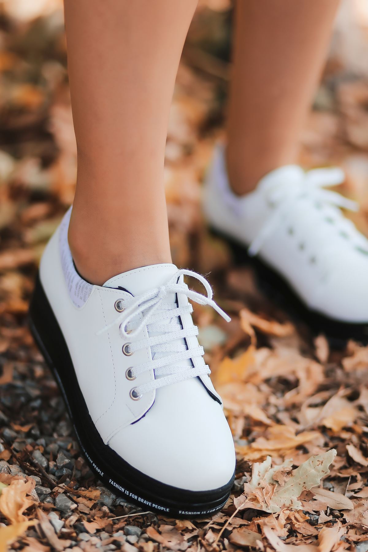 Prag Yazı Detay Simli Bağcık Beyaz Kadın Spor Ayakkabı