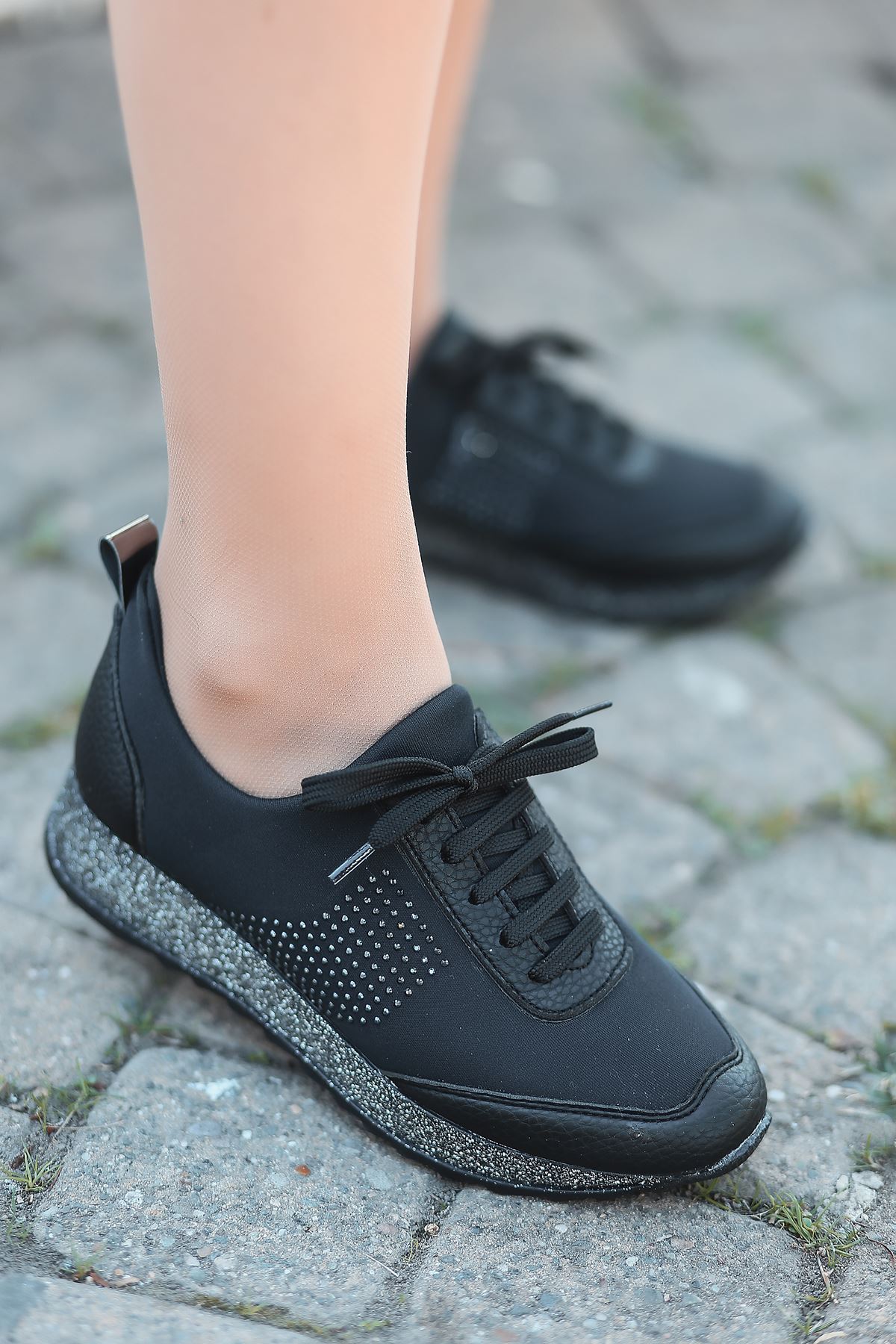 Vern Taş Detaylı Bağcıklı Simli Taban Siyah Kadın Spor Ayakkabı