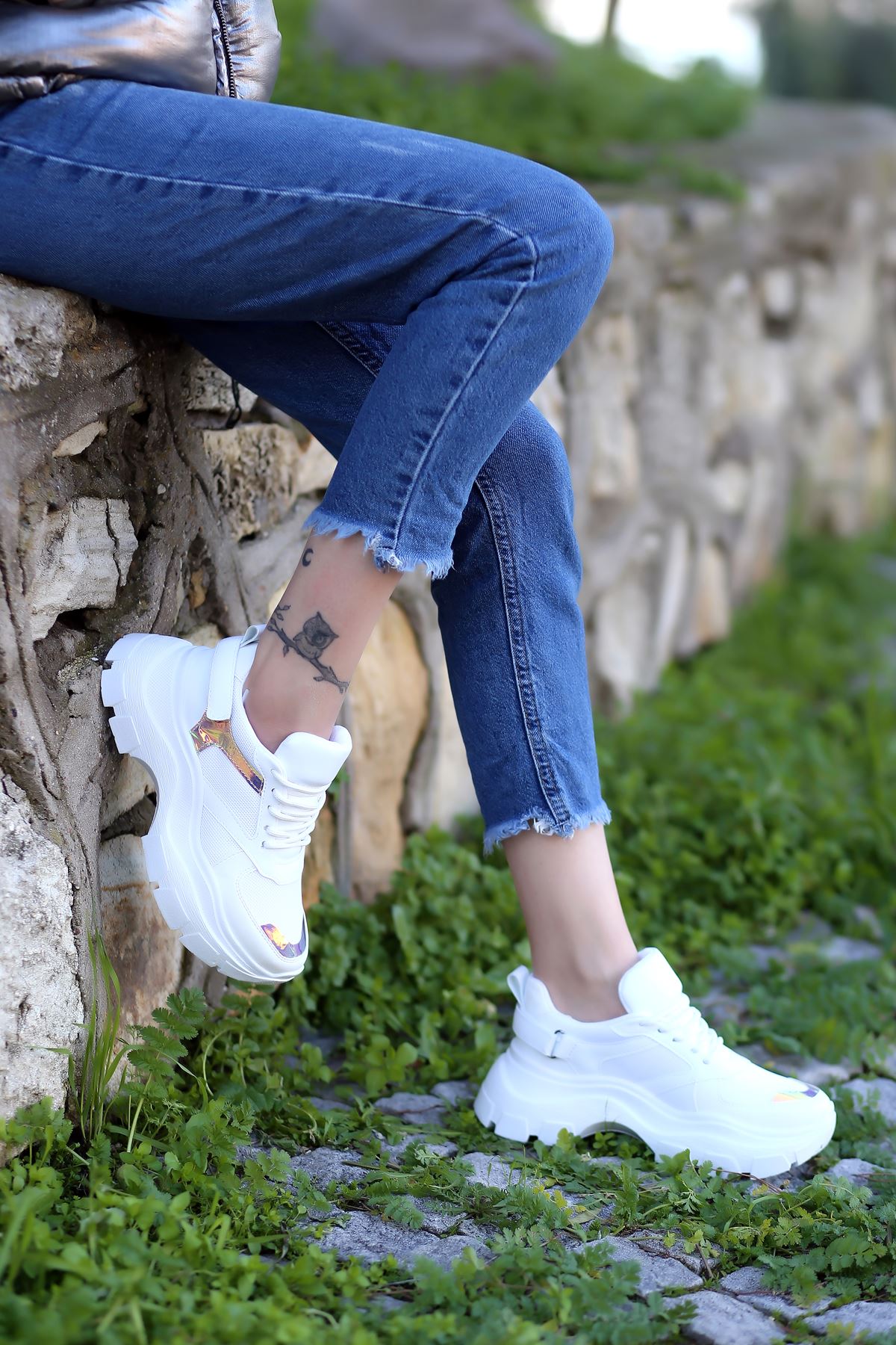 Sara Bağcık Detaylı Fileli Hologram Detaylı Beyaz Kadın Spor Ayakkabı 
