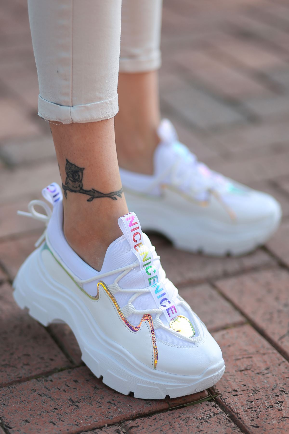 Nice Dalgıç Kumaş Detaylı Hologramlı Bağcıklı Beyaz Kadın Spor Ayakkabı