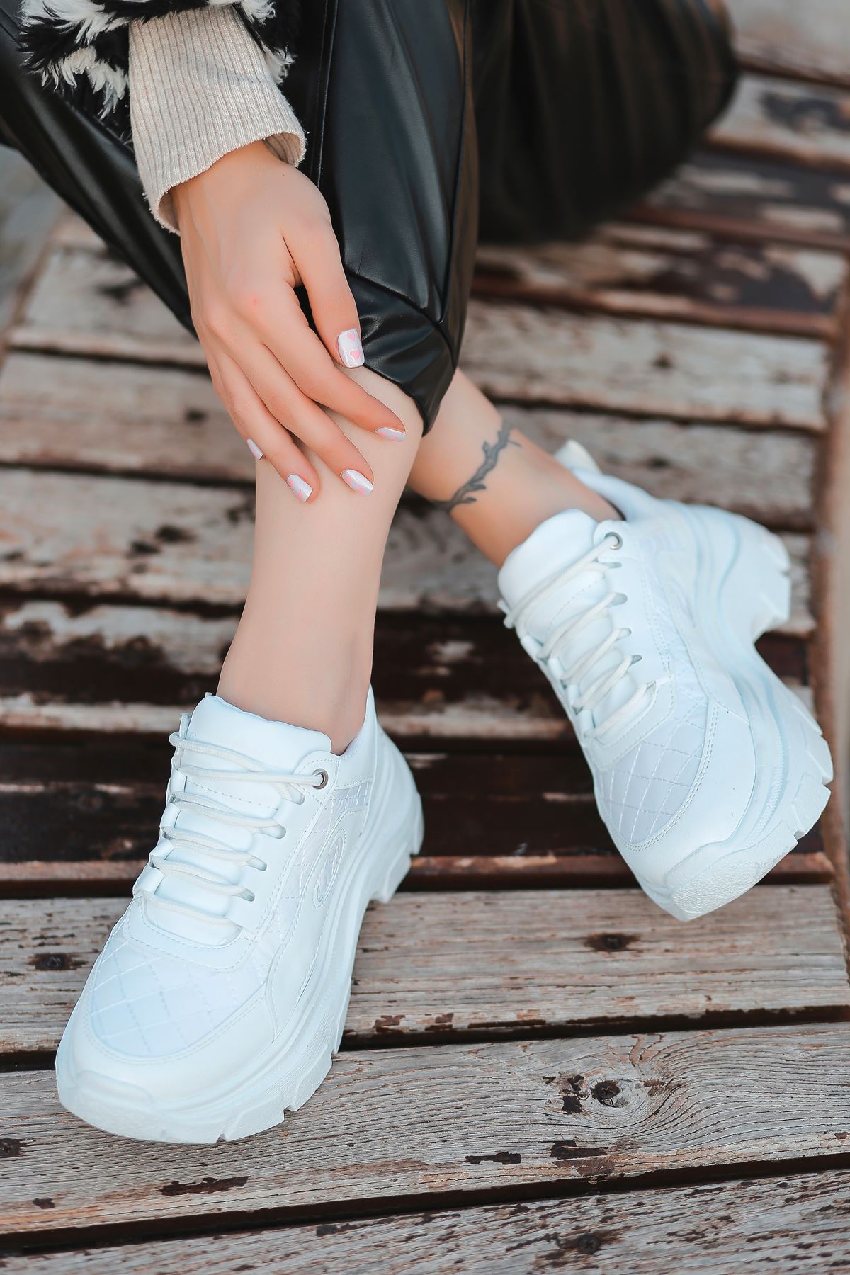 Pump Kapitone Detaylı Bağcıklı Beyaz Kadın Spor Ayakkabı