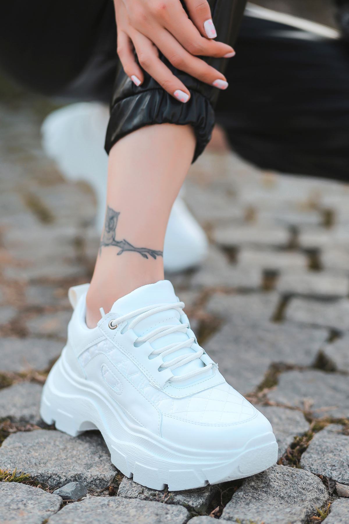 Pump Kapitone Detaylı Bağcıklı Beyaz Kadın Spor Ayakkabı