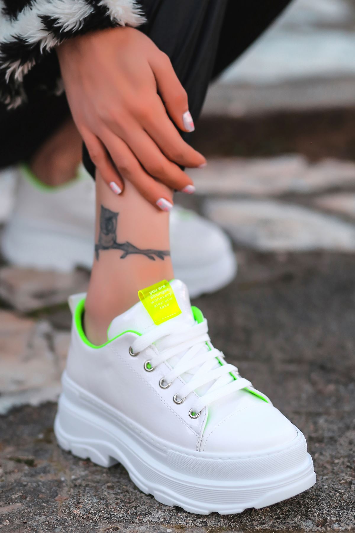 Bombon Bağcık Detaylı Beyaz Rugan Kadın Spor Ayakkabı