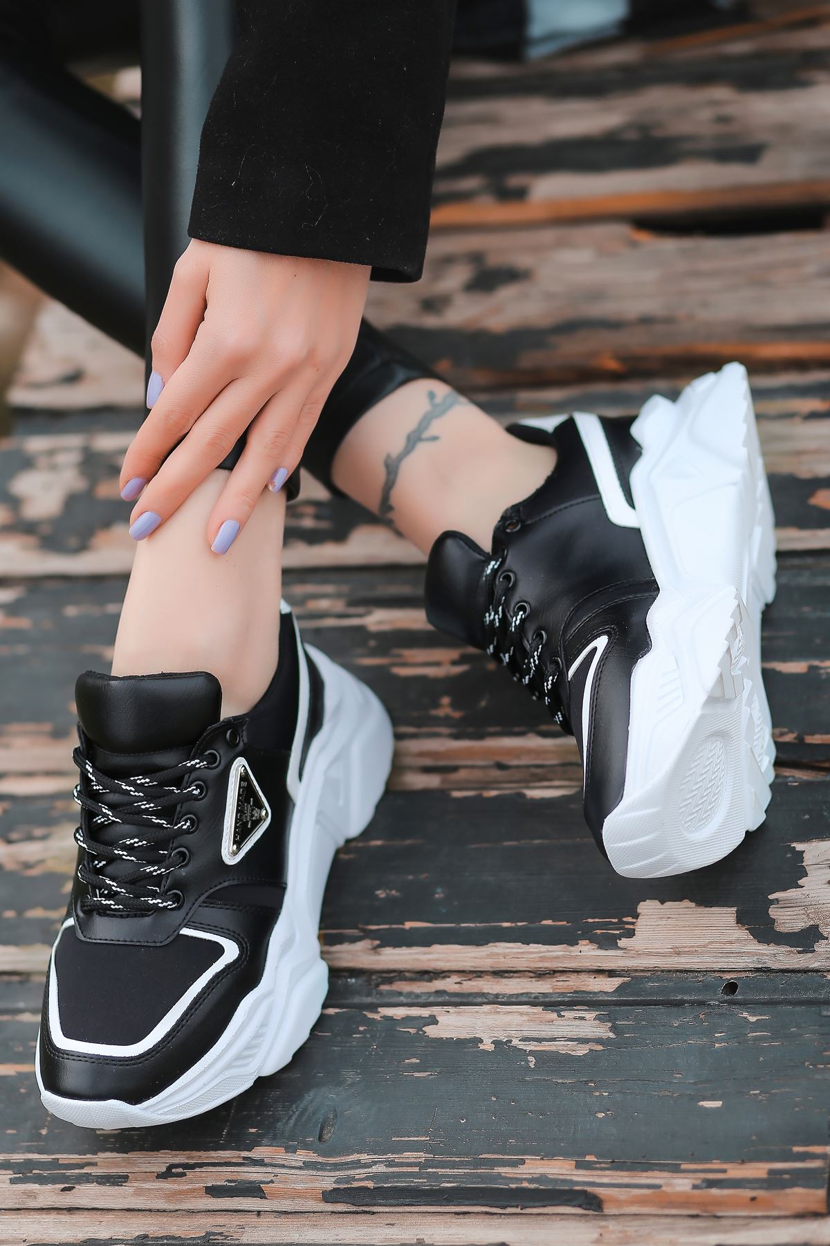 Stolz Arma Detaylı Bağcıklı Siyah Kadın Spor Ayakkabı