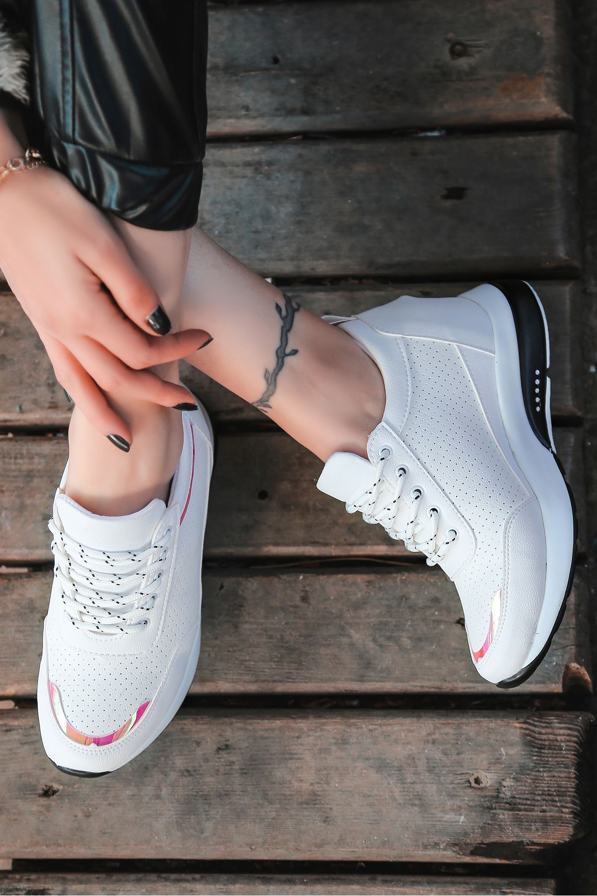 For514 Delikli Beyaz Bağcık Detaylı Kadın Spor Ayakkabı