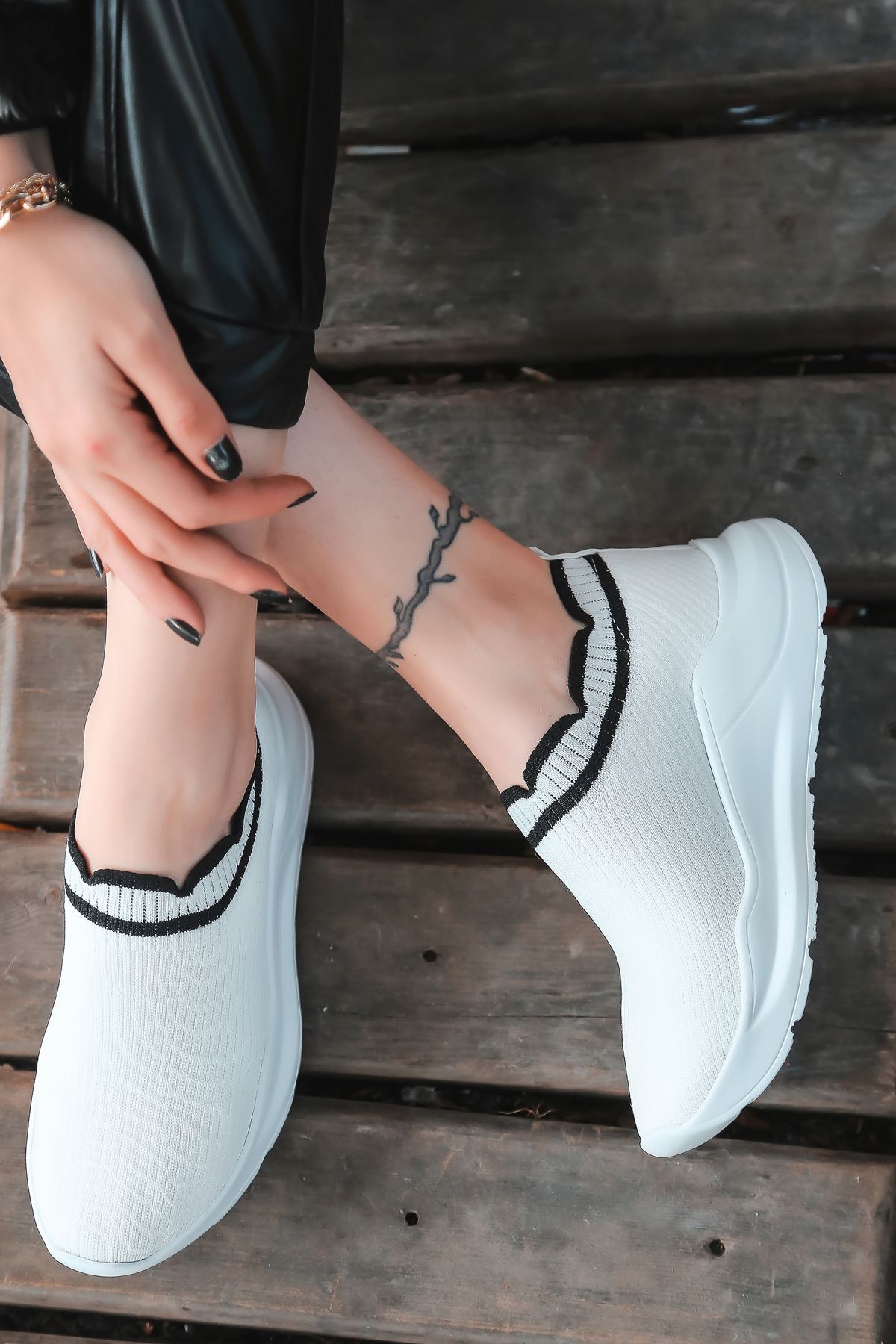 Levin Siyah Şeritli Beyaz Triko Kadın Spor Ayakkabı 