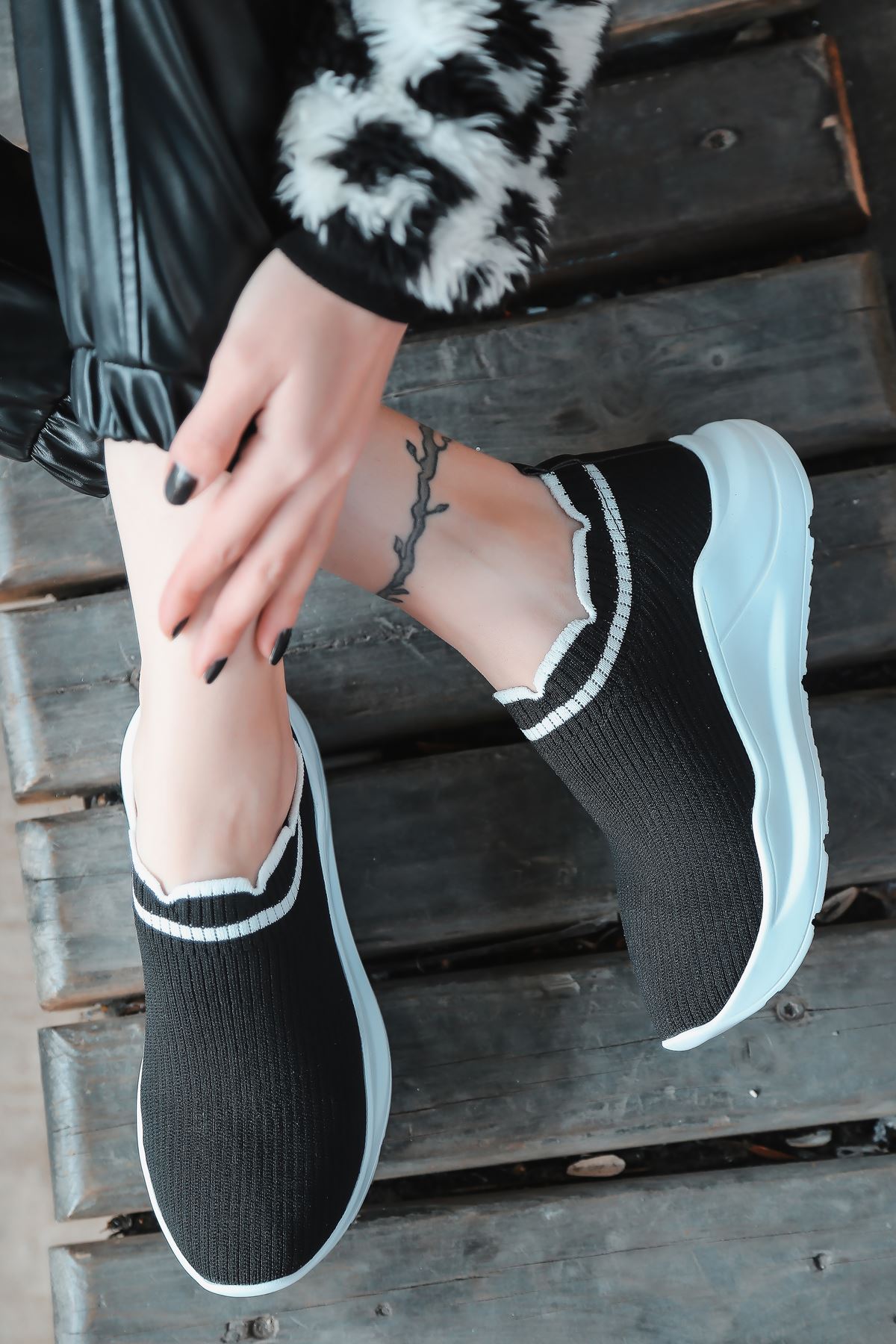 Levin Beyaz Şeritli Siyah Triko Kadın Spor Ayakkabı