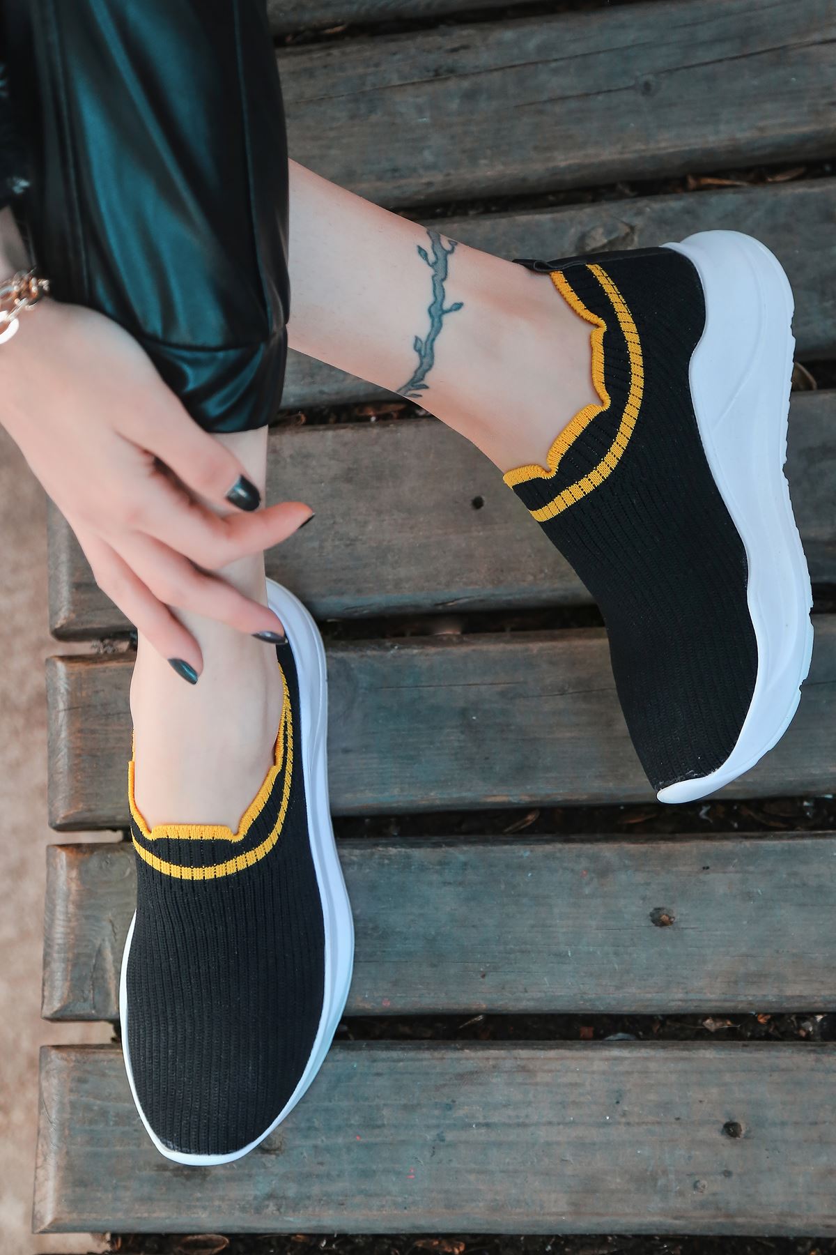 Levin Sarı Şeritli Siyah Triko Kadın Spor Ayakkabı