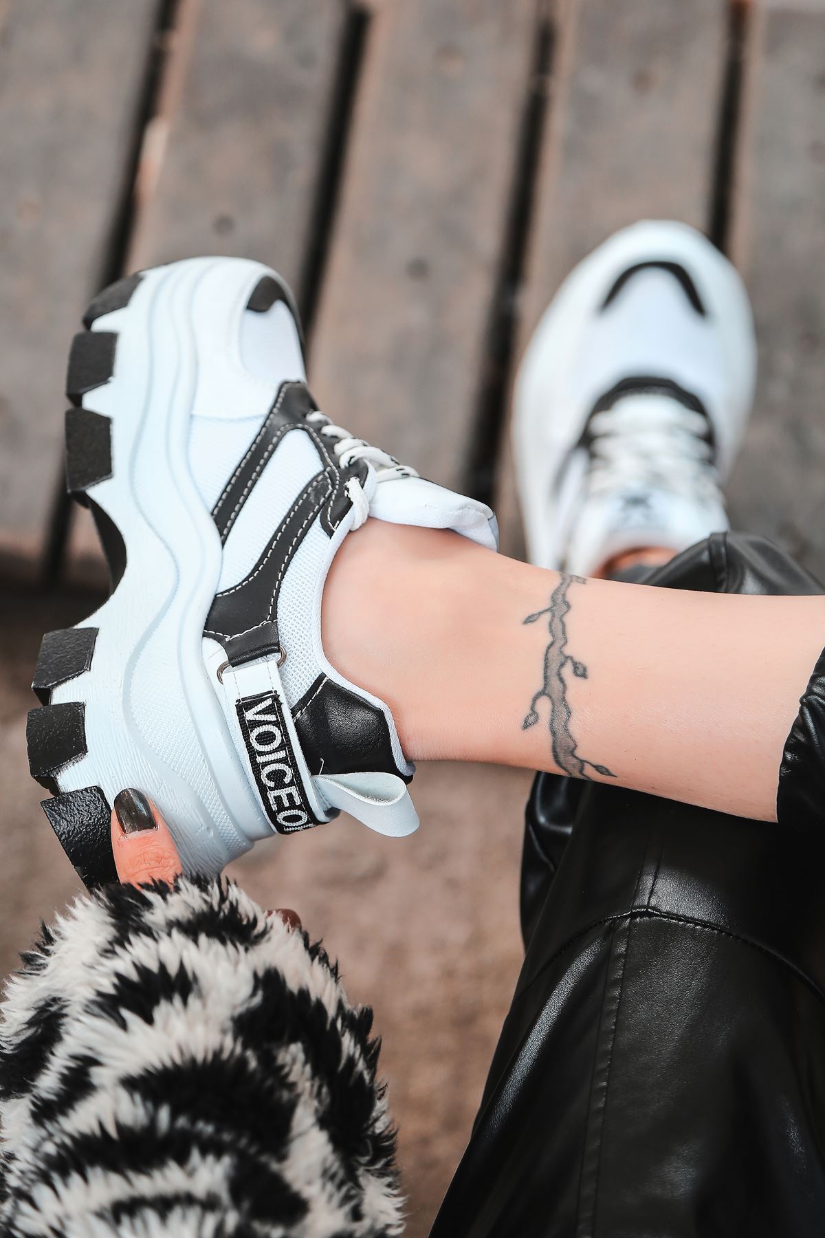 Luda Siyah Parçalı Hologramlı Bağcık Detaylı Beyaz Kadın Spor Ayakkabı