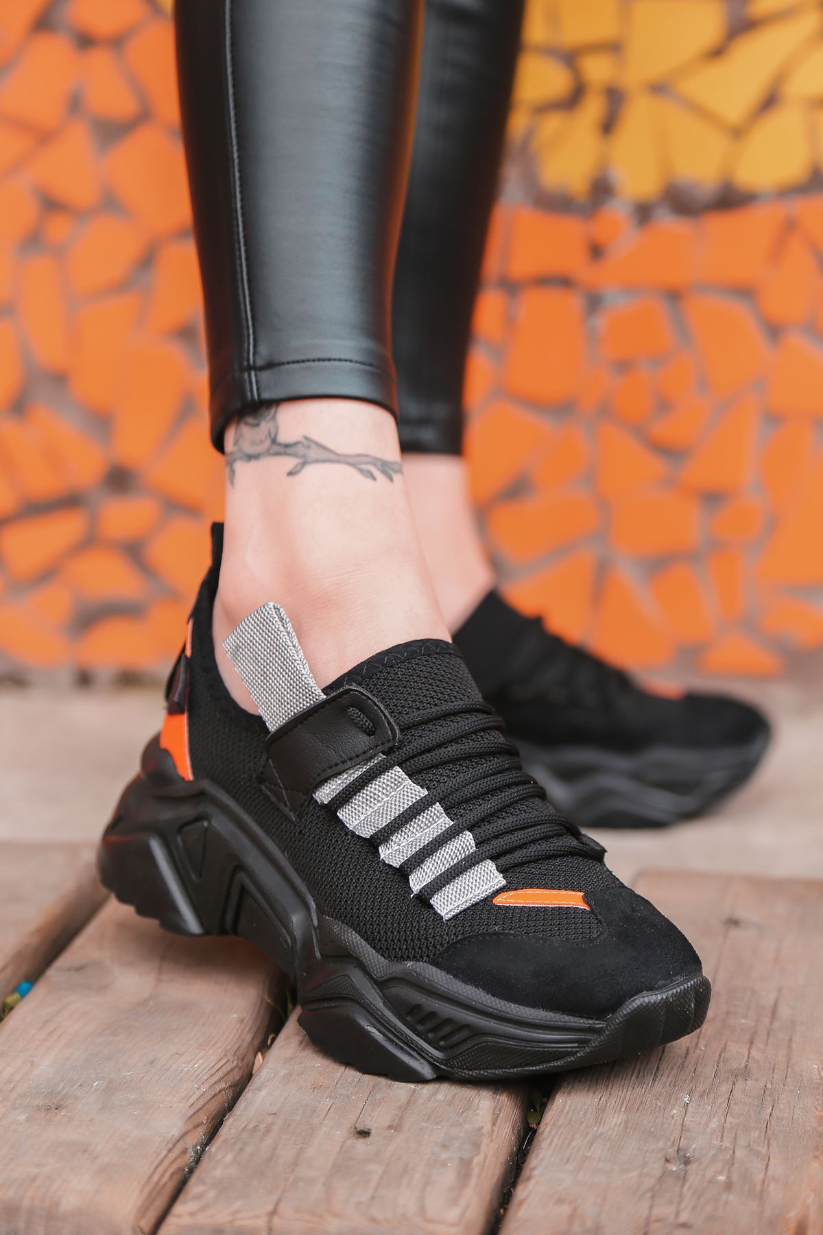 Jabel Gri Parçalı Bağcıklı File Detaylı Siyah Süet Kadın Spor Ayakkabı