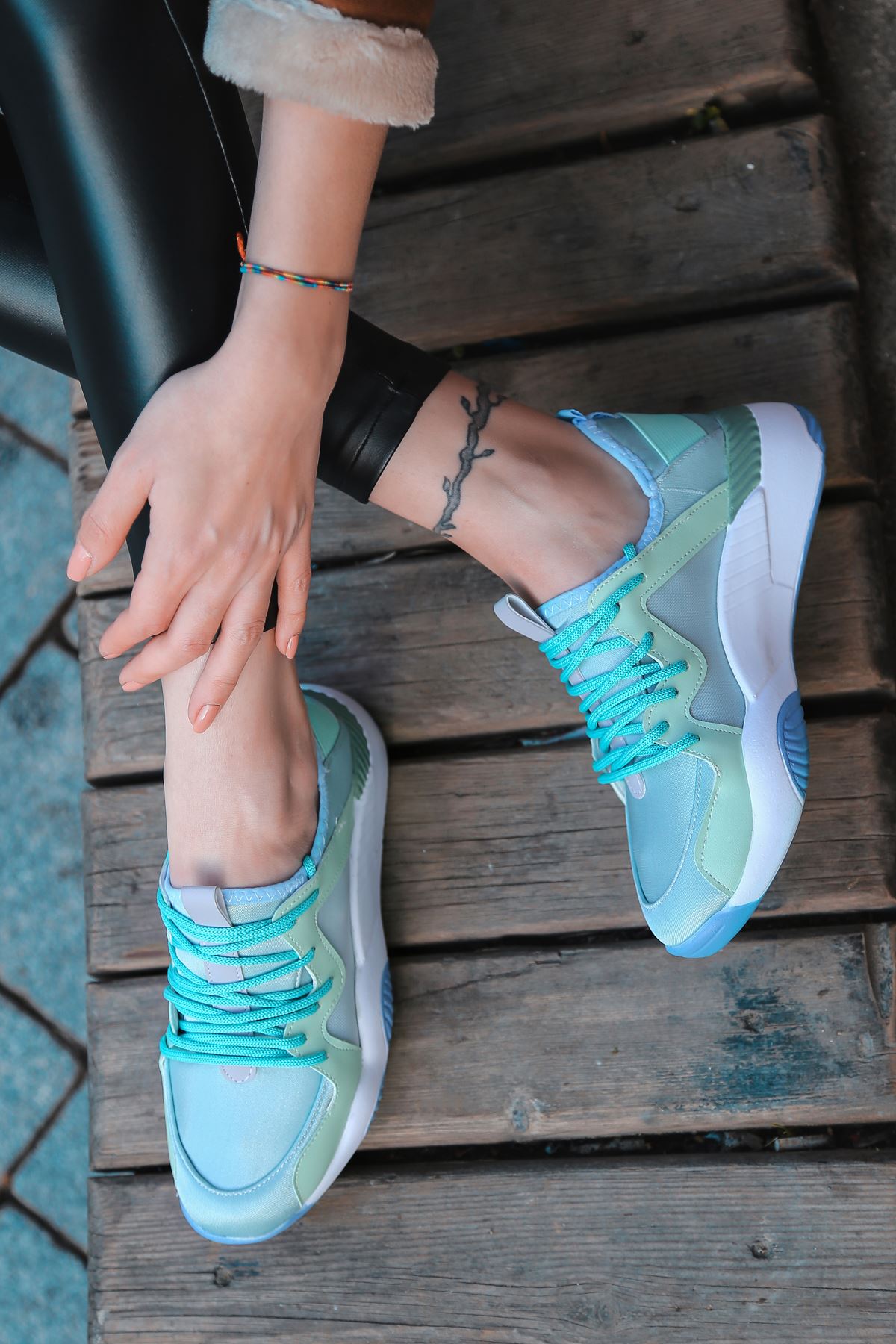 Torres Mavi Tabanlı Bağcık Detaylı Yeşil Kadın Spor Ayakkabı