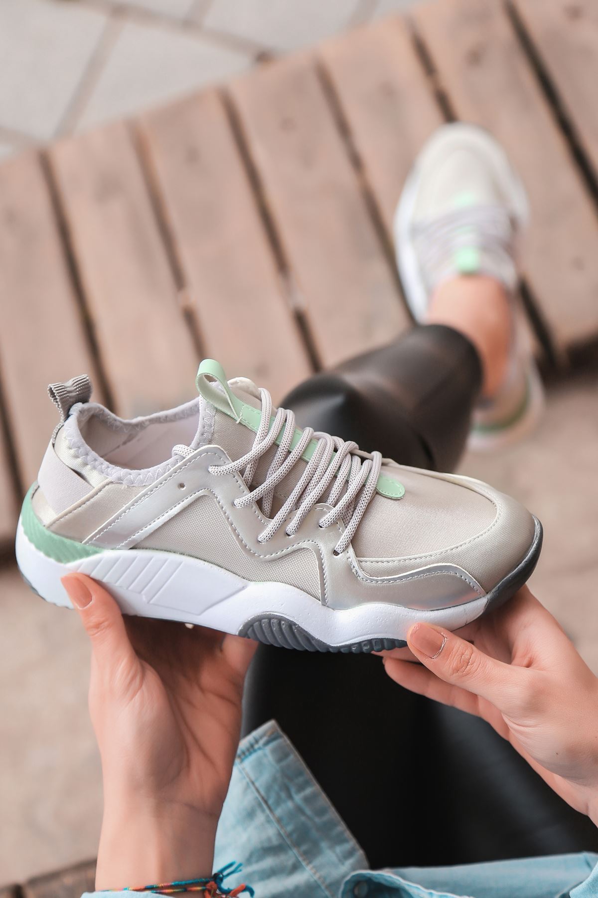 Torres Gümüş Yeşil Parçalı Bağcık Detaylı Gümüş Kadın Spor Ayakkabı 