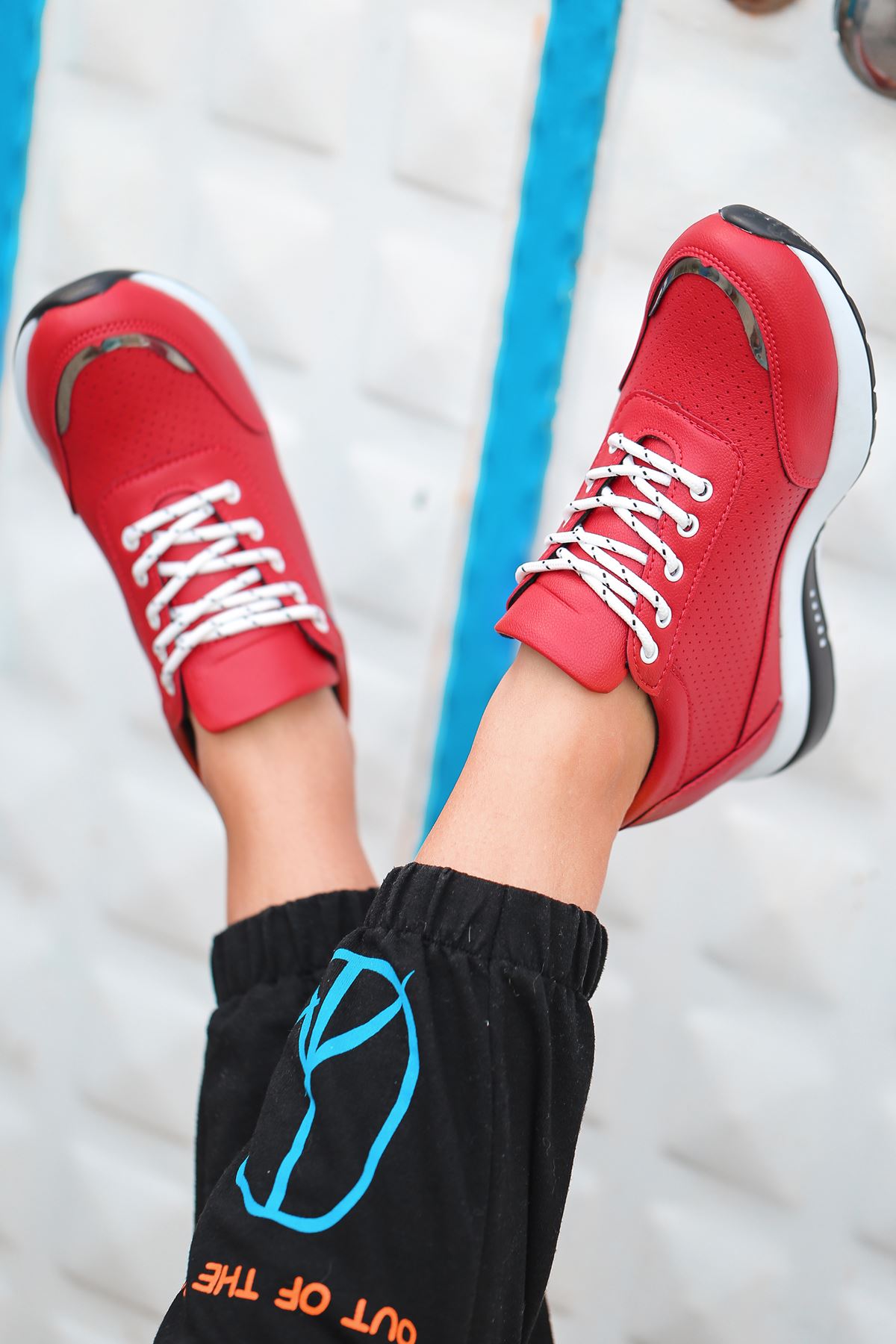 For514 Delikli Kırmızı Bağcık Detaylı Kadın Spor Ayakkabı
