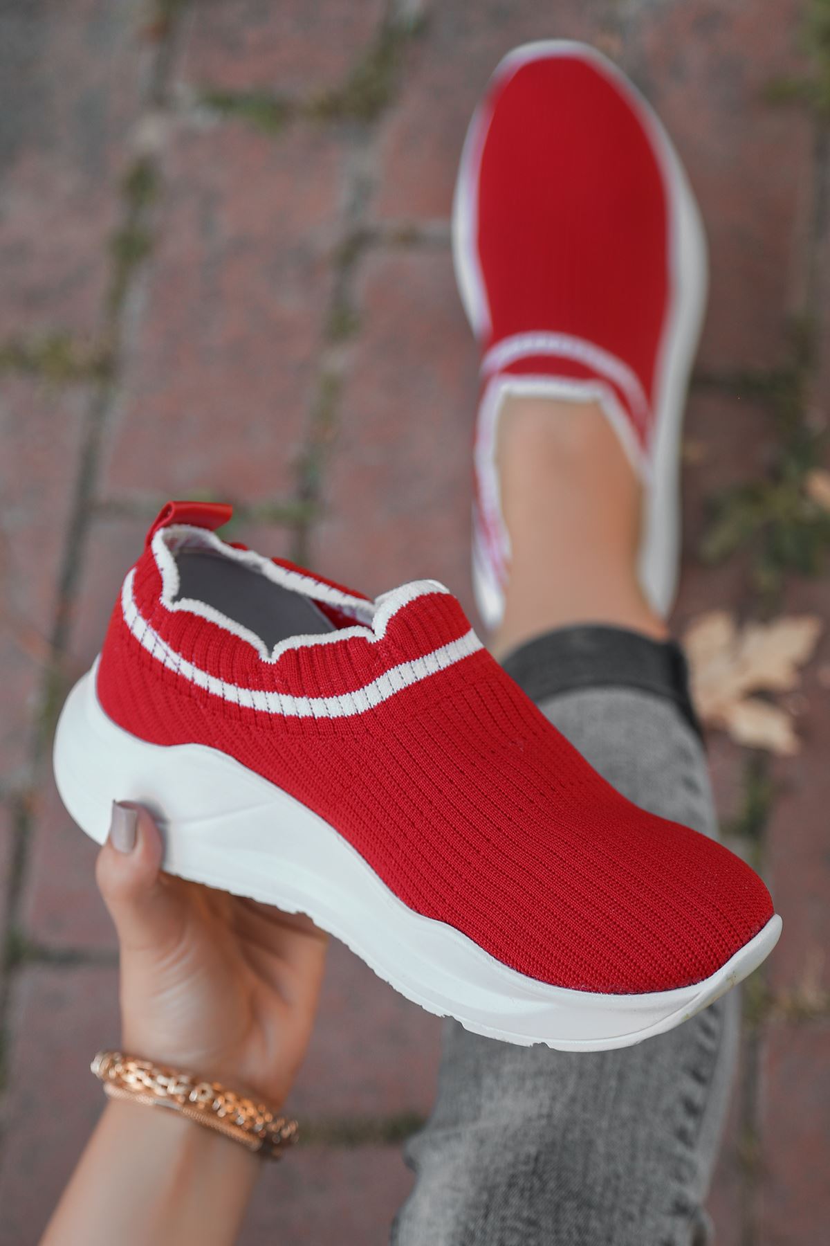 Levin Beyaz Şeritli Kırmızı Triko Kadın Spor Ayakkabı