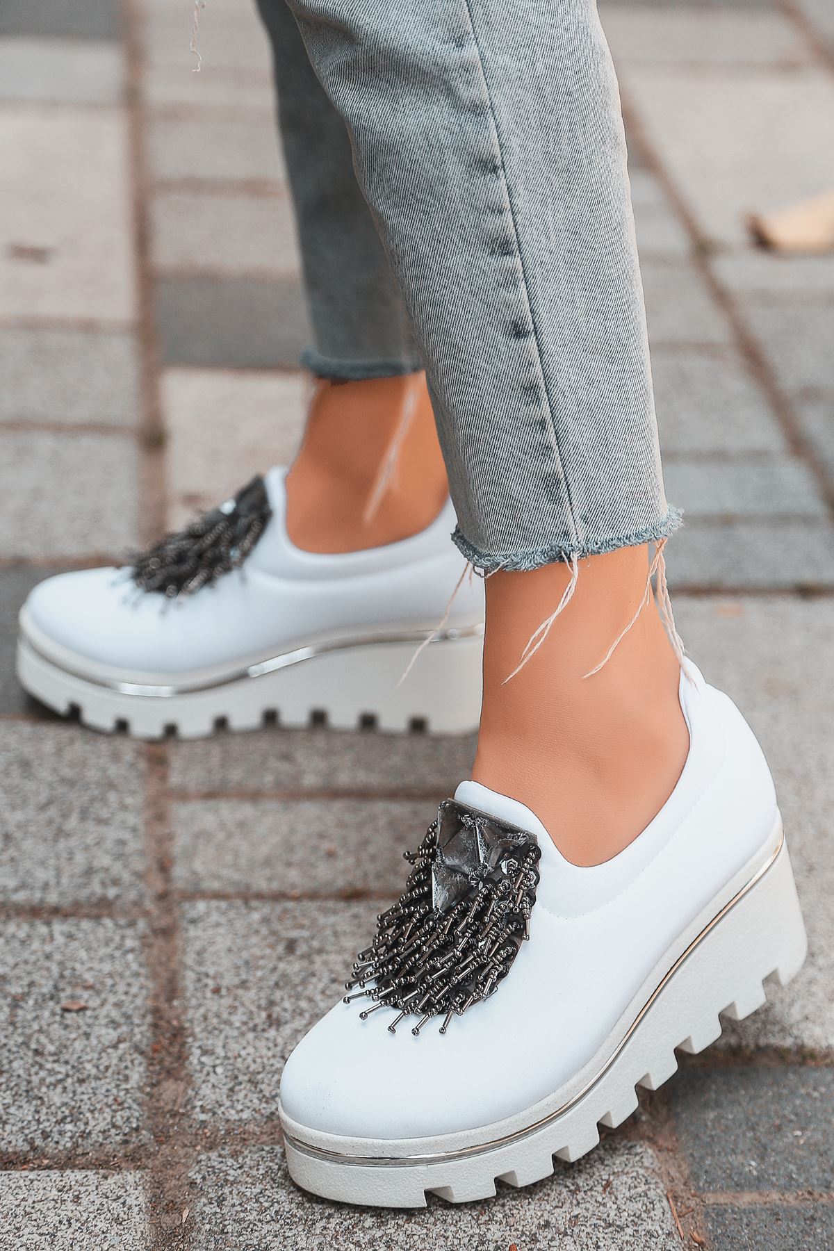 Bratz Platin Püskül Detay Dalgıç Kumaş Dolgu Topuk Ayakkabı Beyaz 