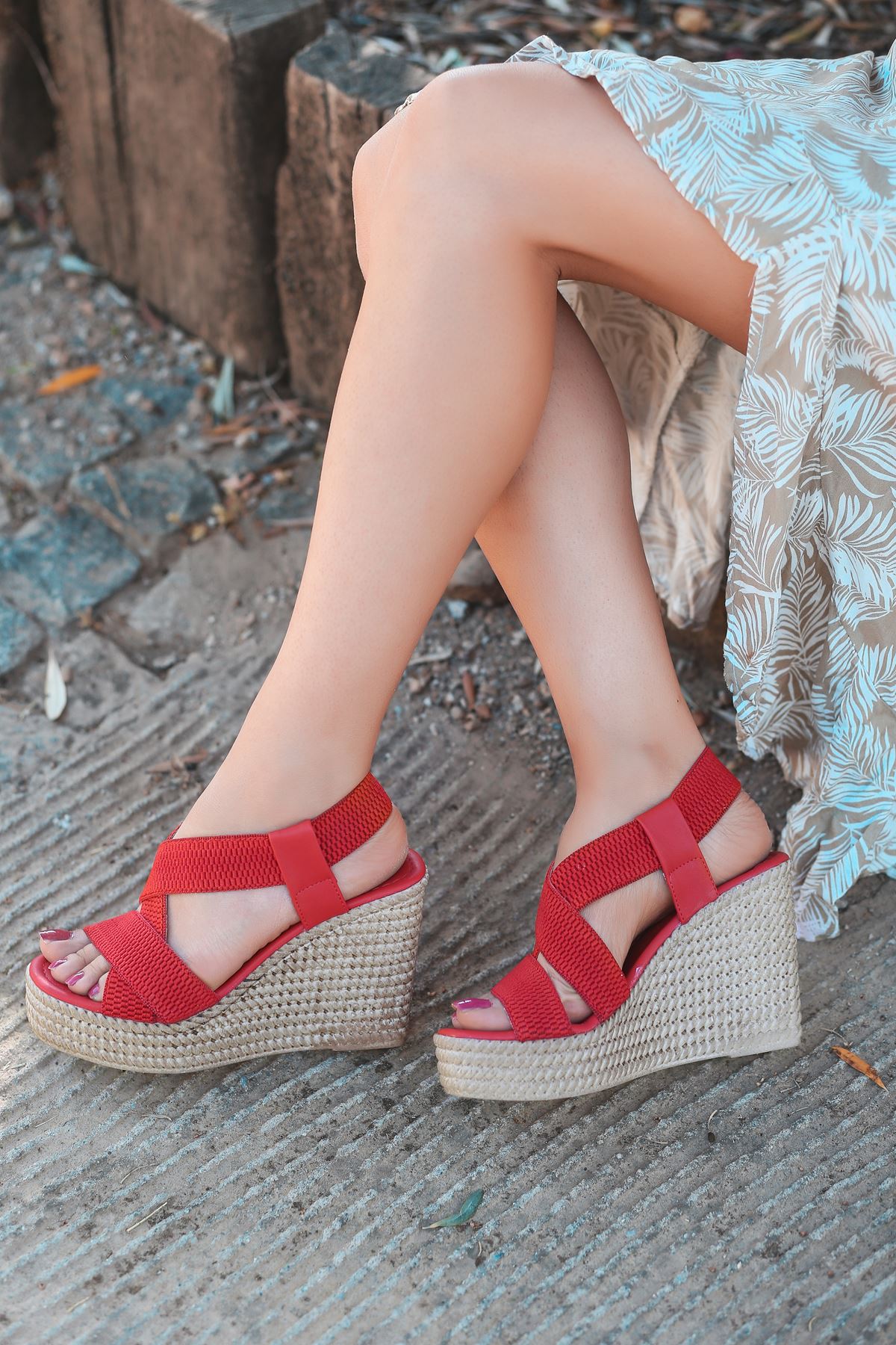 Cloren Lastik Detay Dolgu Topuk Sandalet Kırmızı