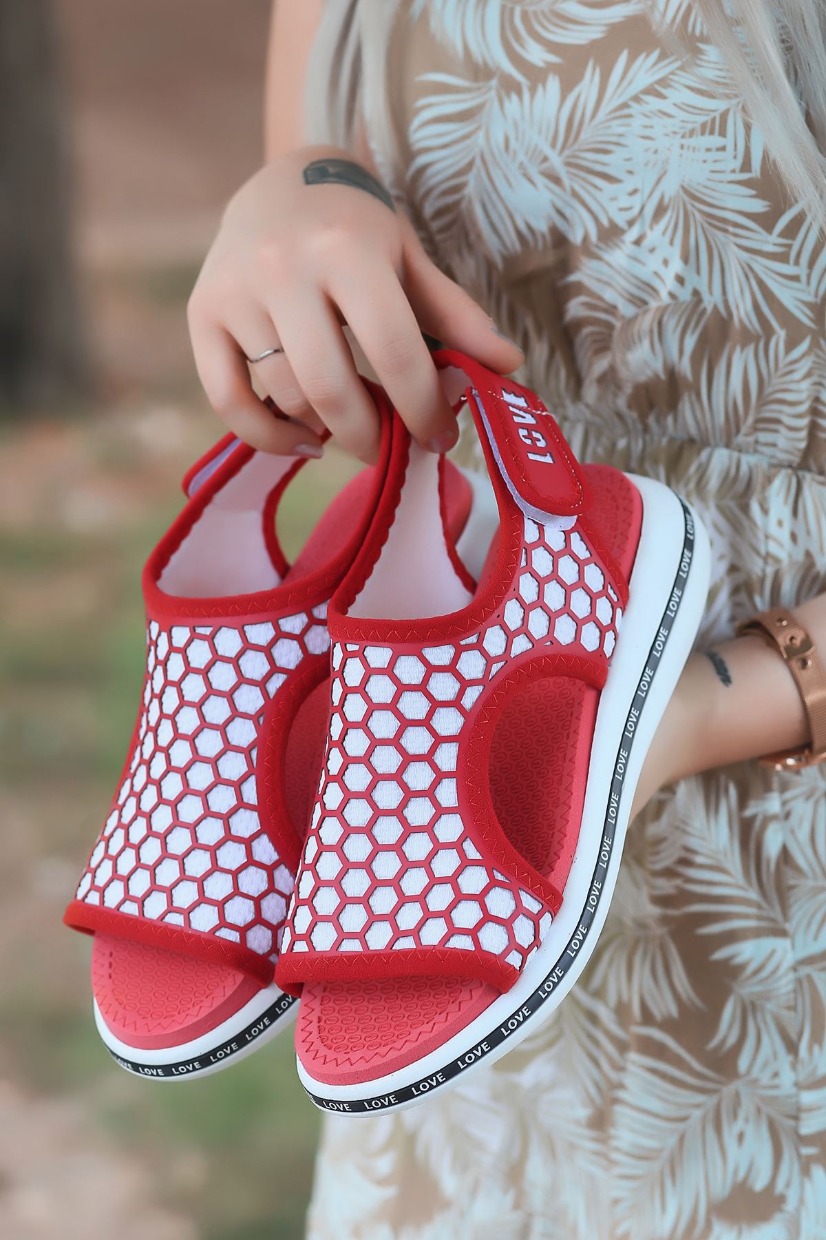 Honey Petek Detaylı Cırtlı Tekstil Kadın Sandalet Kırmızı