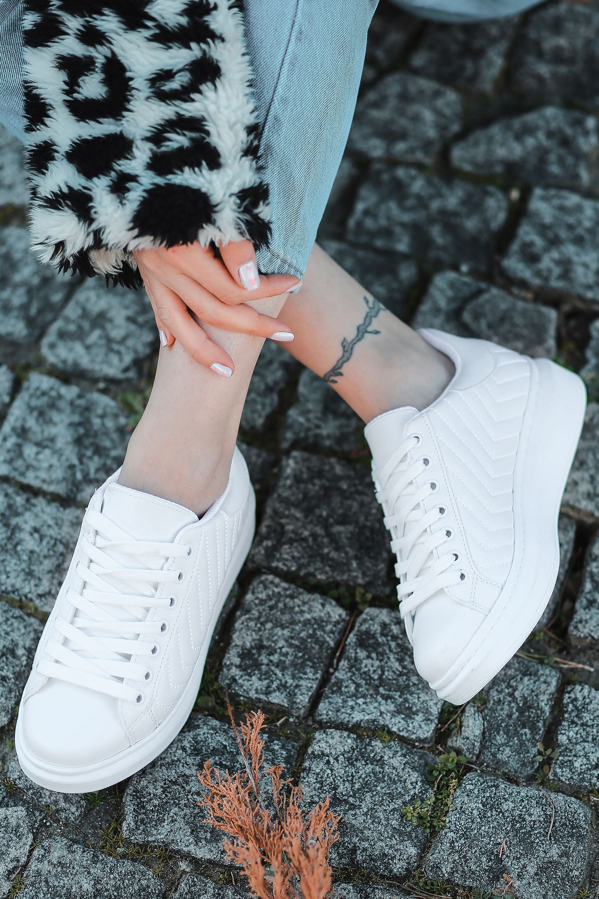 Lucy Mat Deri Dikiş Detaylı İnce Taban Sneakers Beyaz