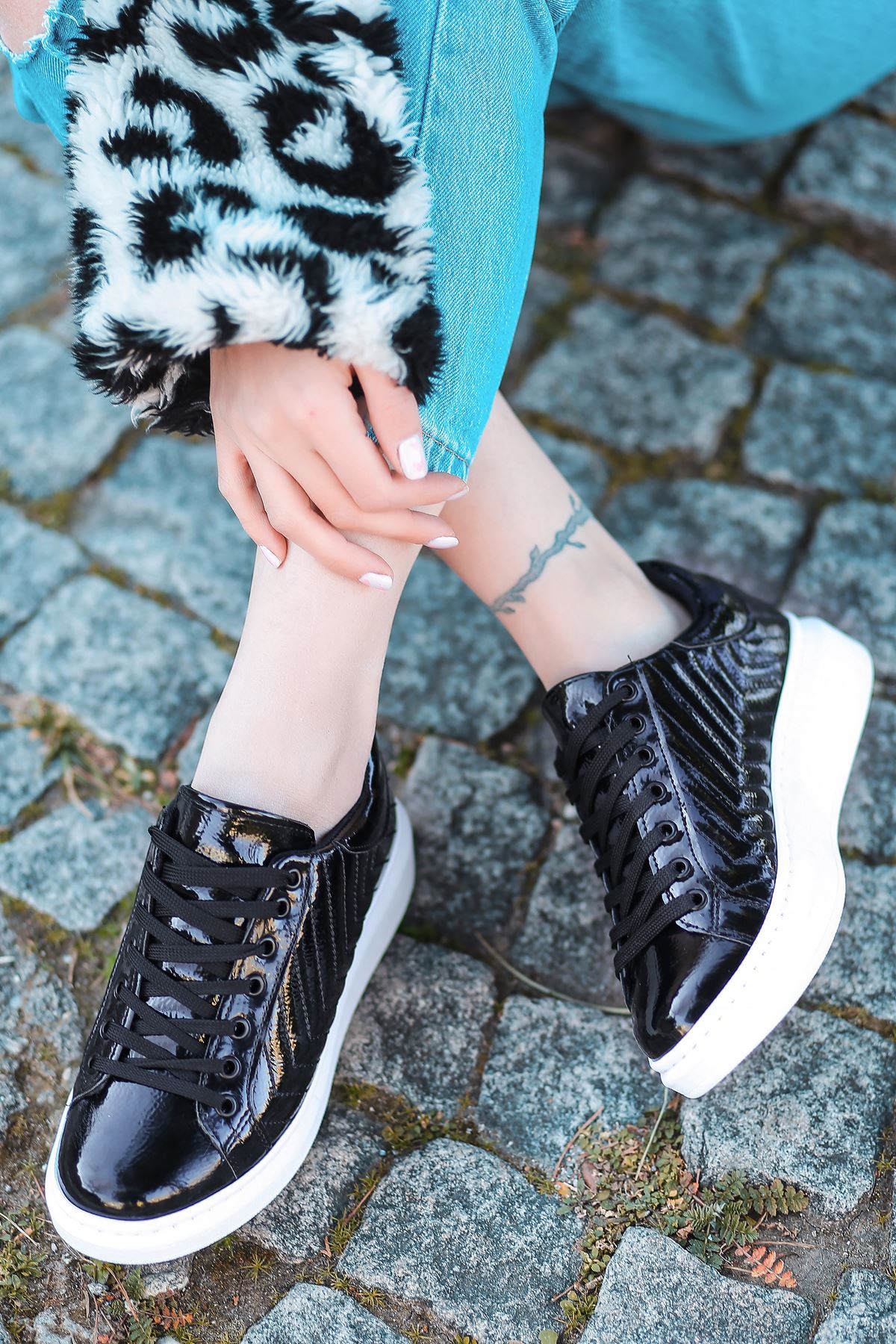 Lucy Rugan Dikiş Detaylı İnce Taban Sneakers Siyah