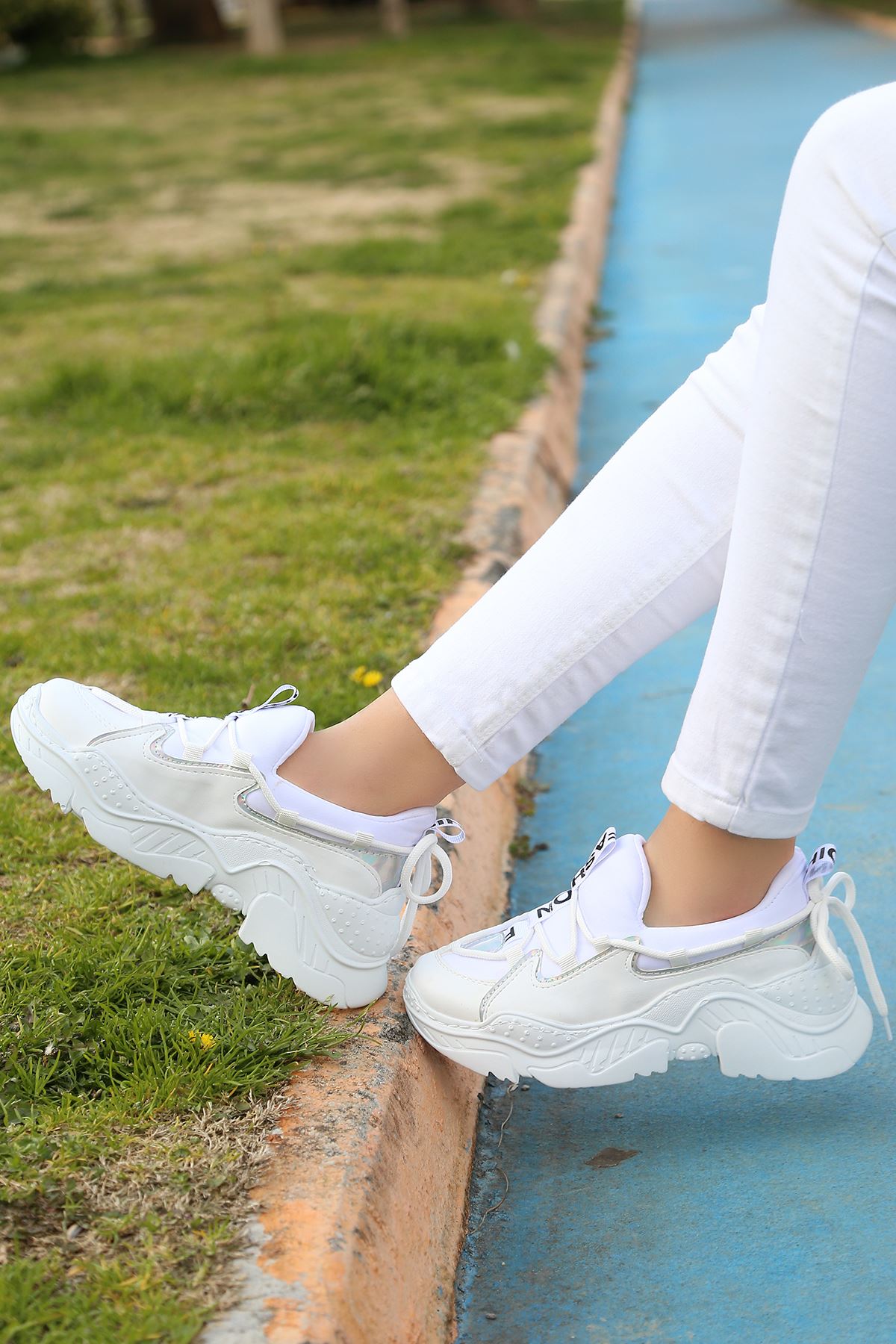 Paris Dalgıç Kumaş Detaylı Holoğramli Bağcıklı Beyaz Kadın Spor Ayakkabı