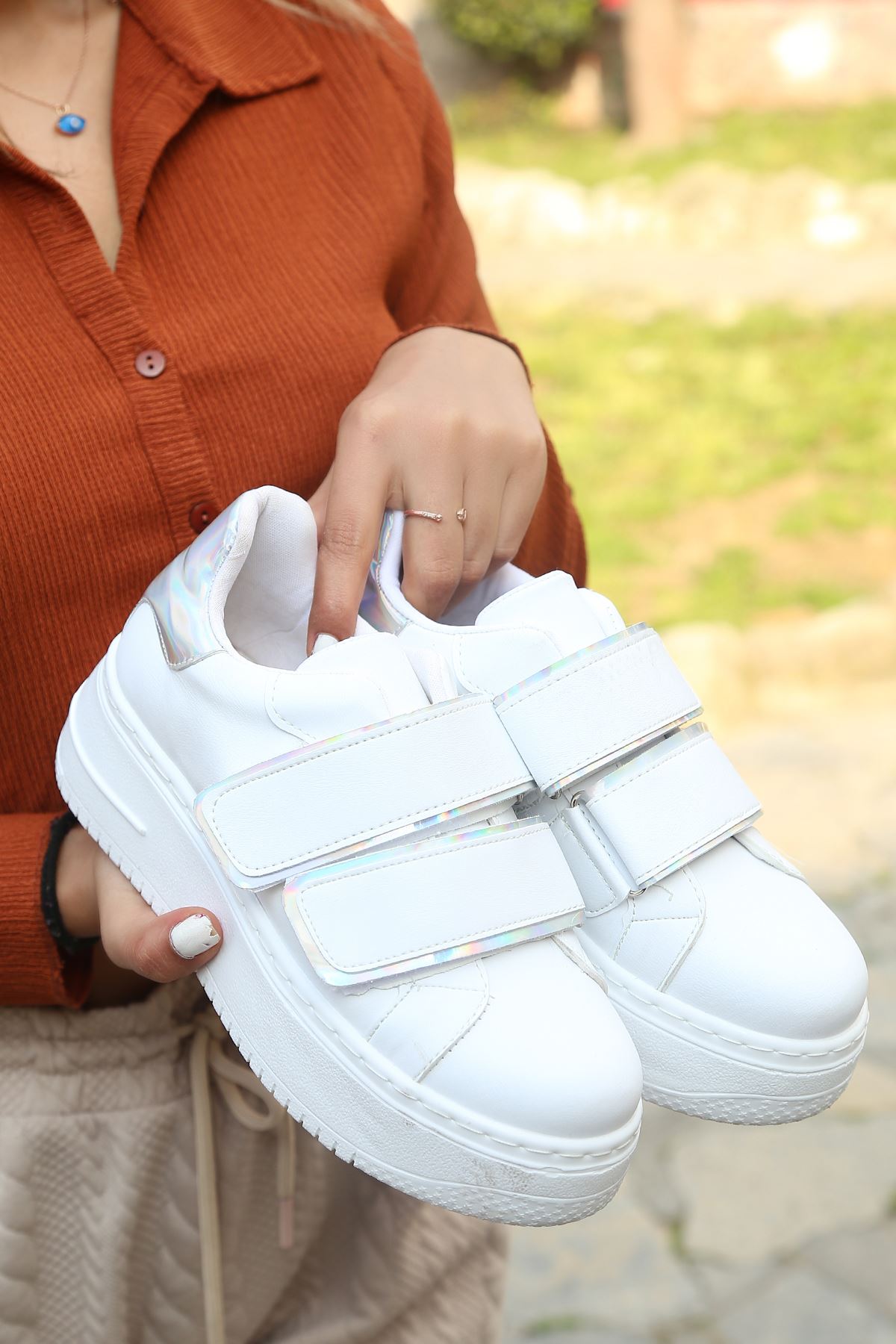 Dimore Mat Deri Cırt Detaylı Beyaz Holoğramlı Kadın Spor Ayakkabı