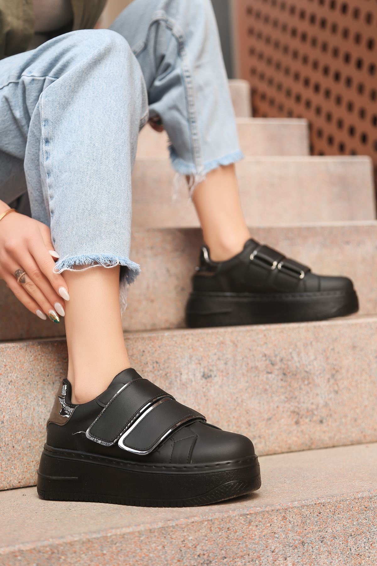 Dimore Mat Deri Cırt Detaylı Siyah Holoğramlı Kadın Spor Ayakkabı
