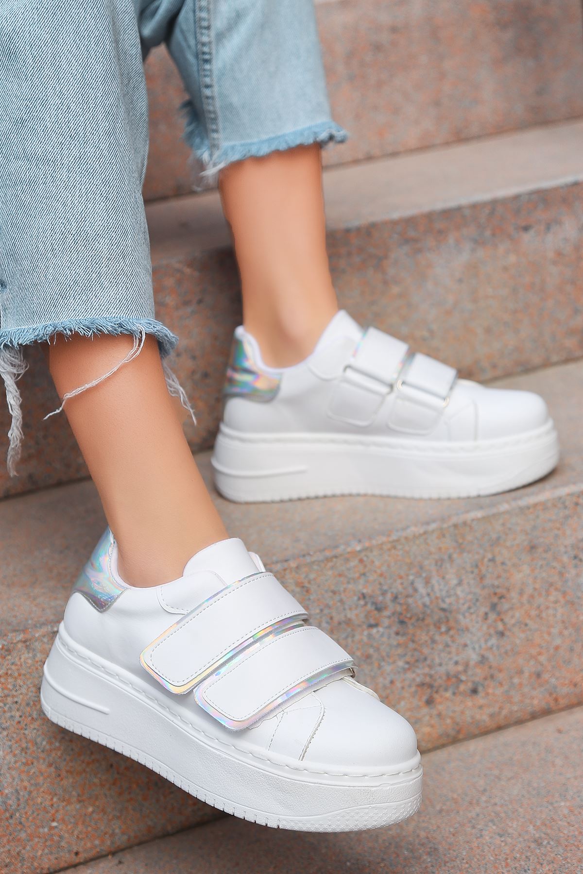 Dimore Mat Deri Cırt Detaylı Beyaz Holoğramlı Kadın Spor Ayakkabı