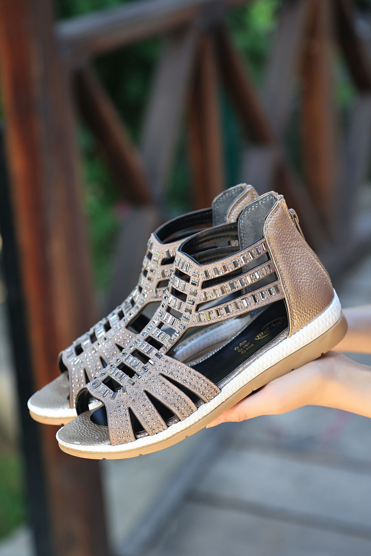 Shiro Mat Deri Taş Detay Sandalet Gold