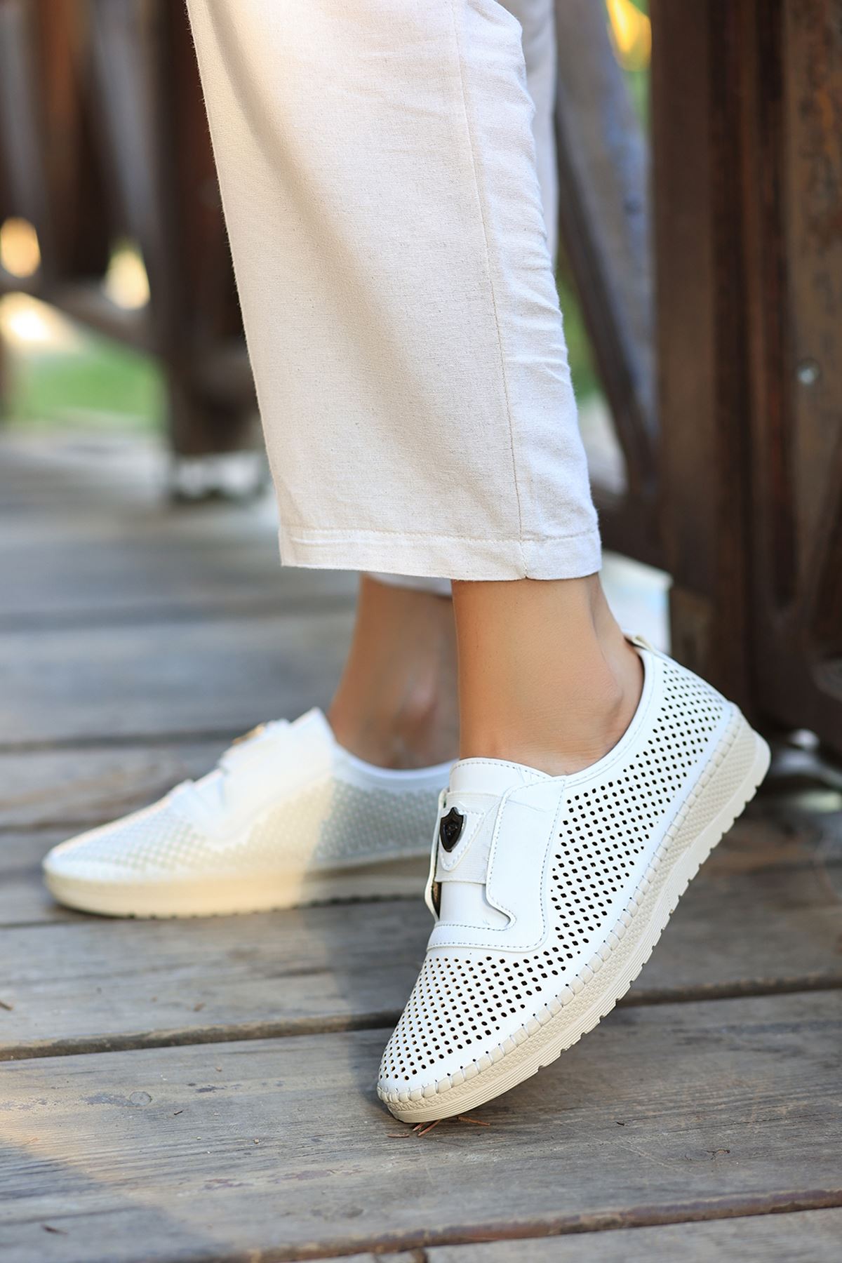 444 Lastikli Toka Detaylı Delikli Beyaz  Kadın Ayakkabı 