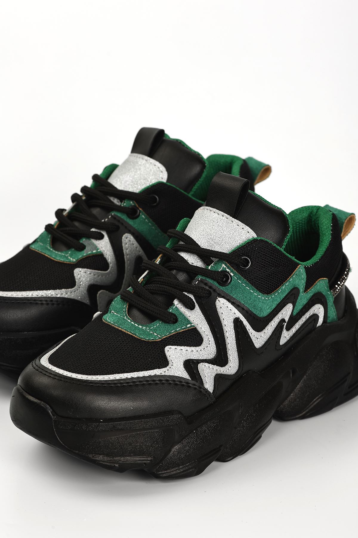 Osila Yeşil Parçalı Bağcık Detaylı Siyah Kadın Spor Ayakkabı