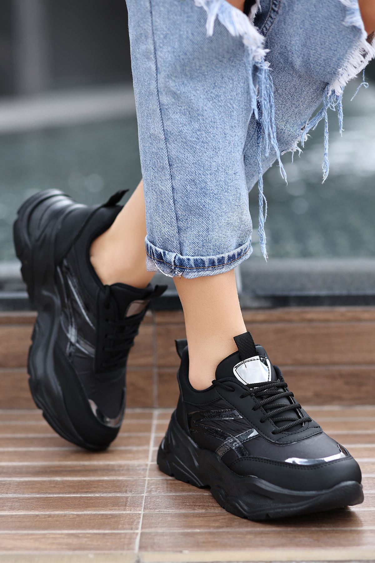 İvana Paraşüt Detaylı Bağcıklı Kadın Spor Ayakkabı Siyah
