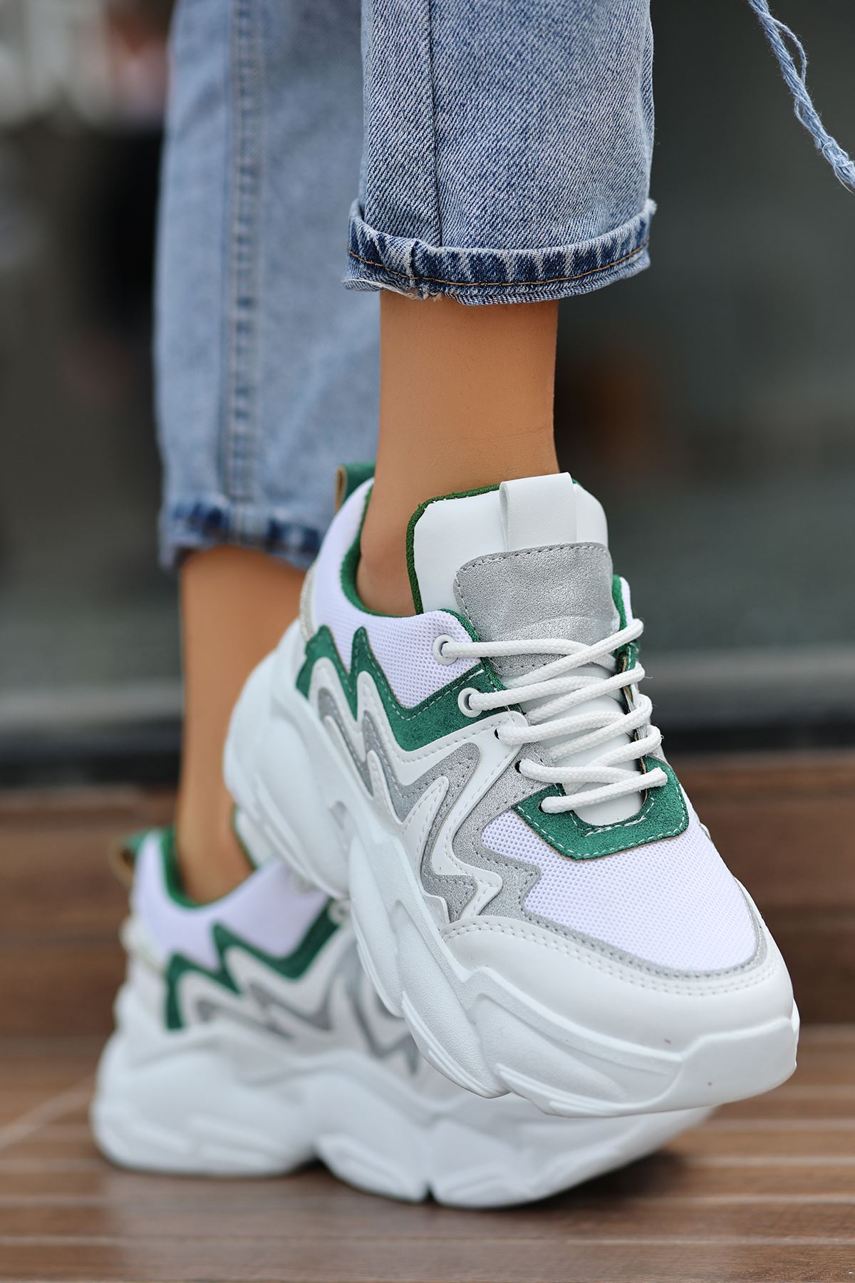 Osila Yeşil Parçalı Bağcık Detaylı Beyaz Kadın Spor Ayakkabı
