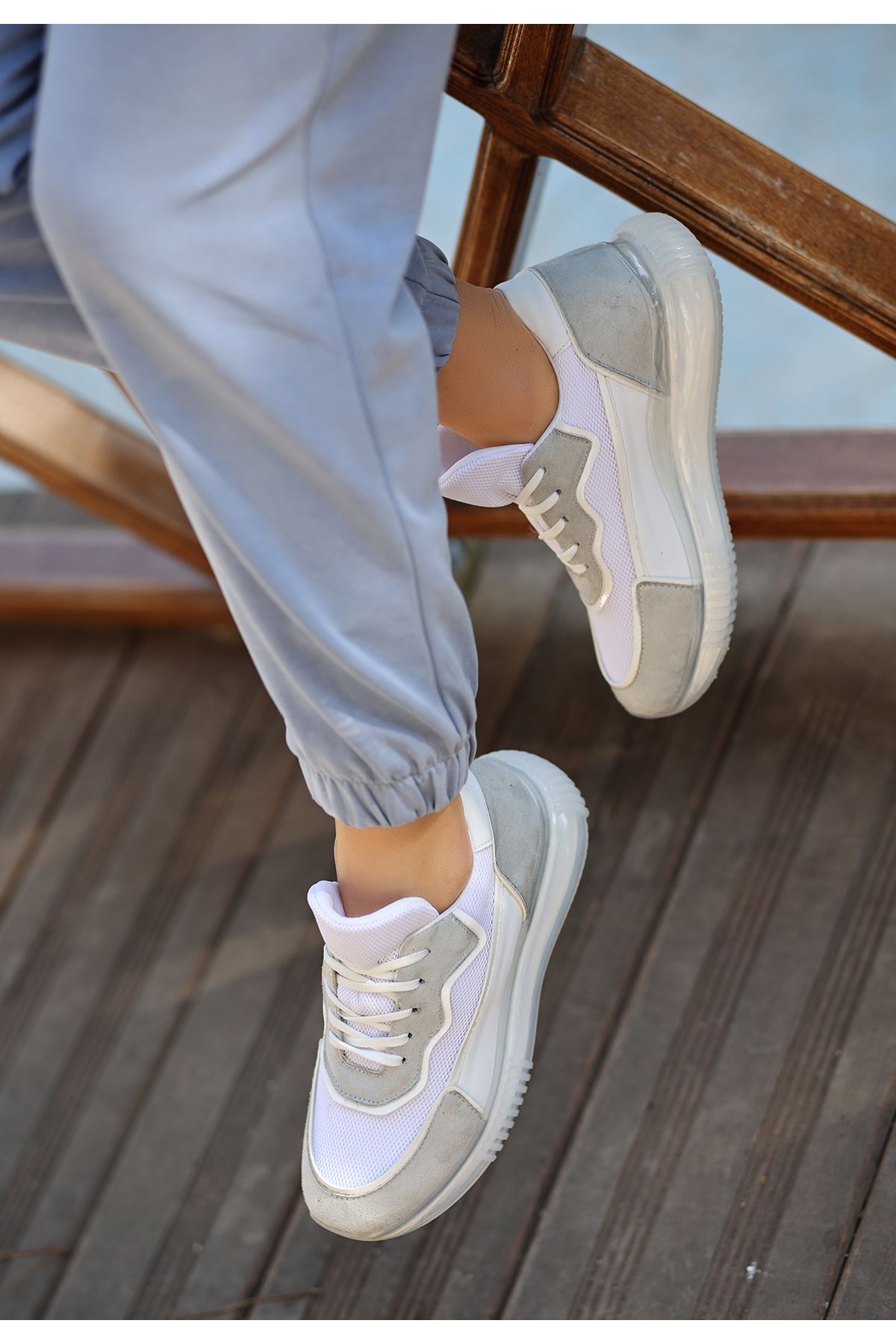 Ernox Gri Parçalı Hava Taban Detaylı Bağcıklı Kadın Spor Ayakkabı Beyaz Süet