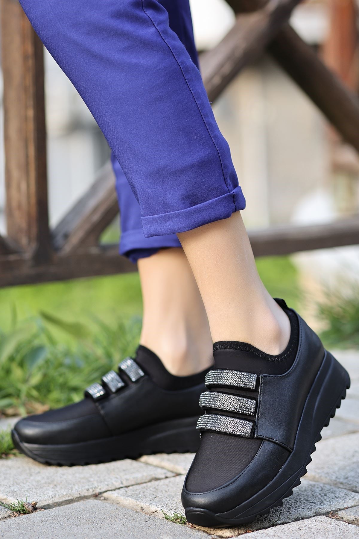 Rone Taş Detaylı Mat Deri Kadın Spor Ayakkabı Siyah