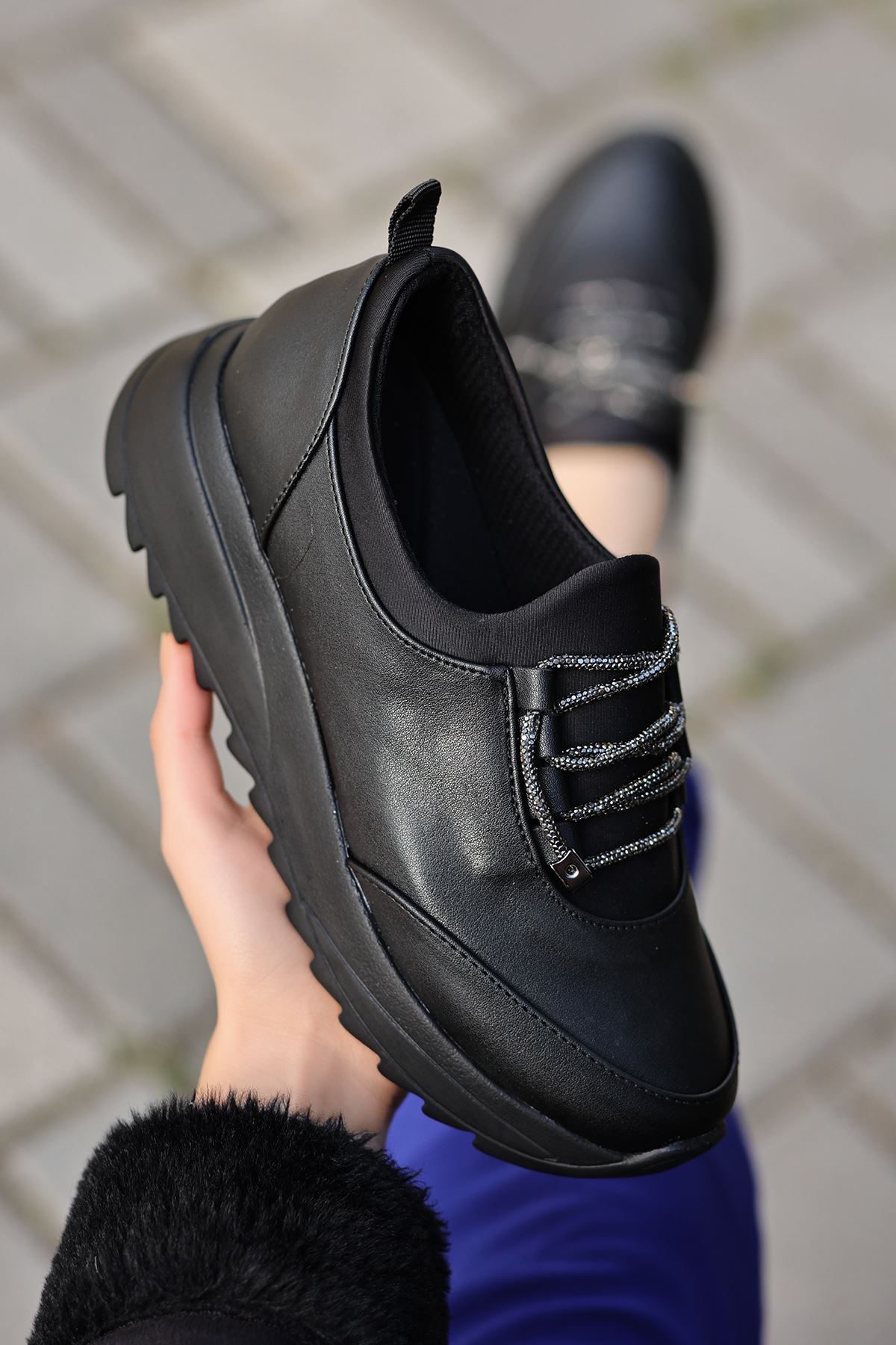Porinas Taş Detaylı Mat Deri Kadın Spor Ayakkabı Siyah