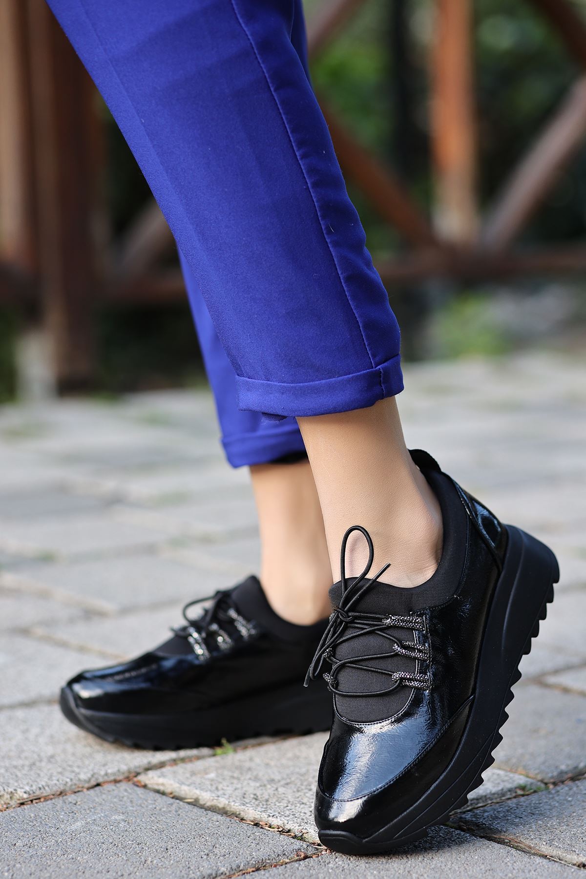 Devinsa Taş Detaylı Rugan Kadın Spor Ayakkabı Siyah