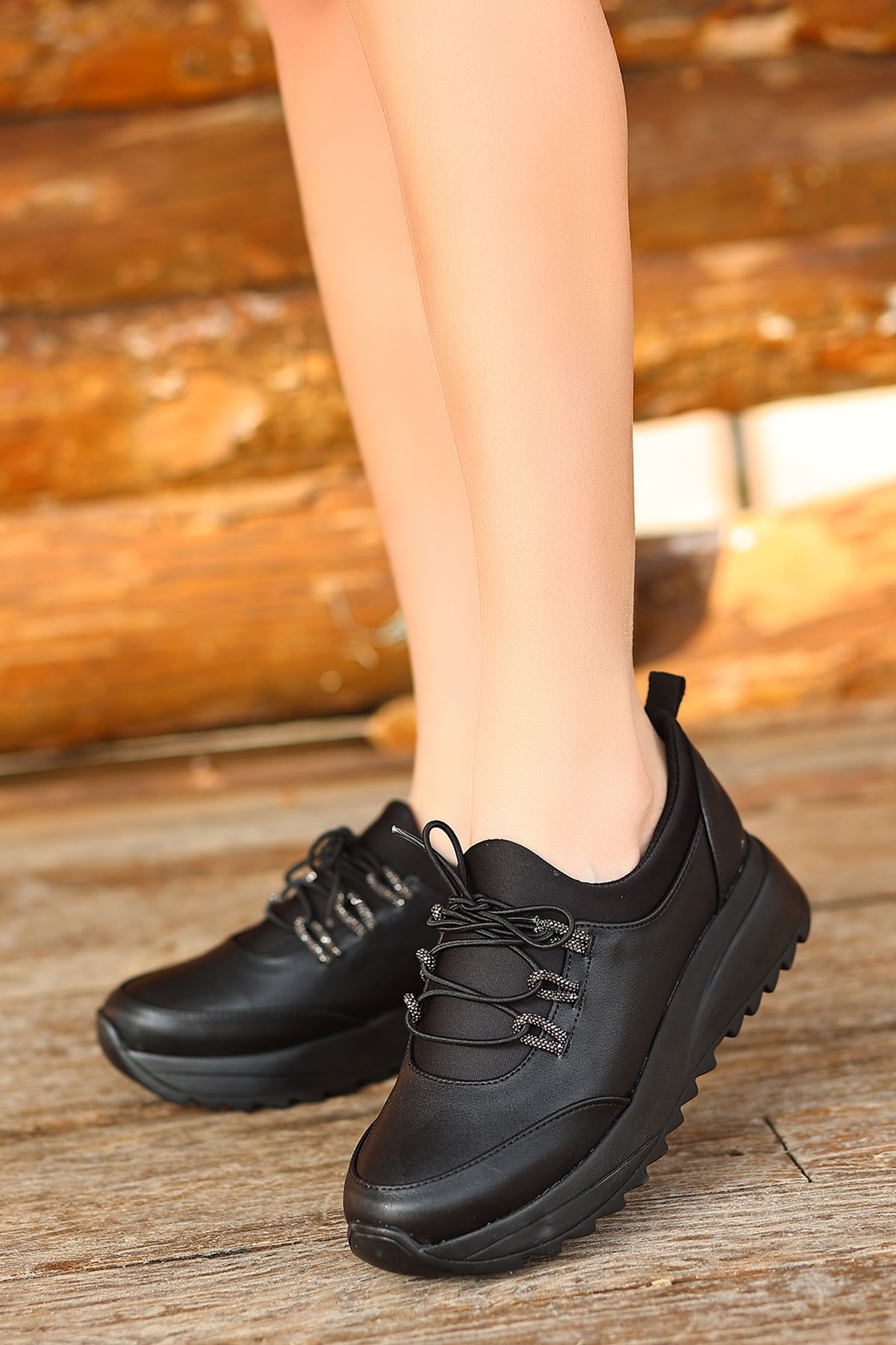 Devinsa Taş Detaylı Mat Deri Kadın Spor Ayakkabı Siyah