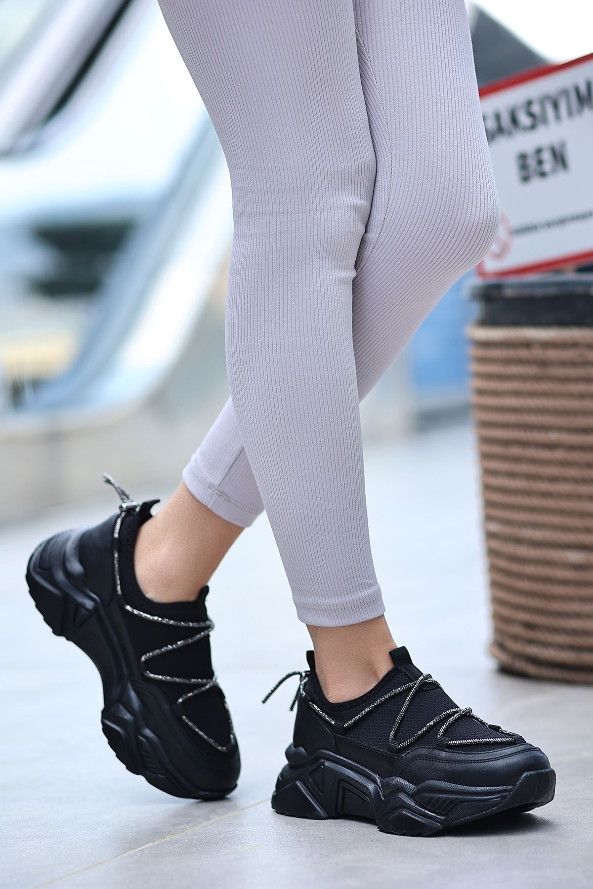 Siles Taş Detaylı Kadın Spor Ayakkabı Siyah